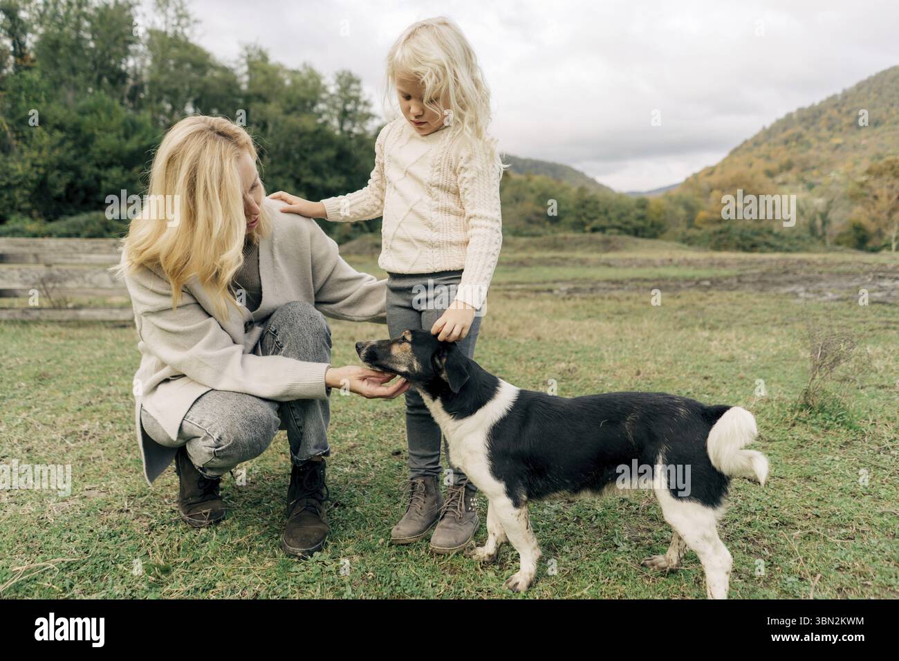 Mutter und tochter mit hund hi-res stock photography and images - Alamy
