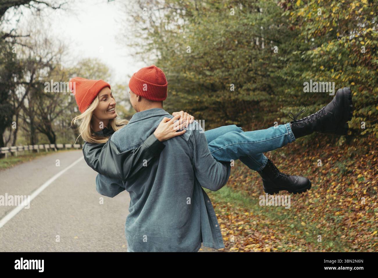 Ein junges Liebespaar treibt sich draussen herum Stock Photo