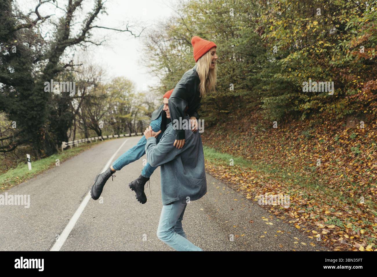 Ein junges Liebespaar treibt sich draussen herum Stock Photo
