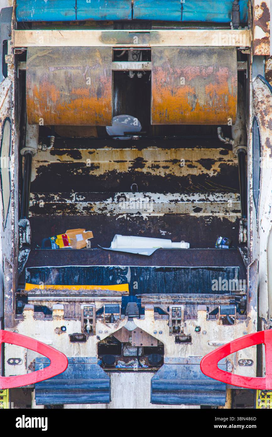 Garbage men picking up trash hi-res stock photography and images - Alamy
