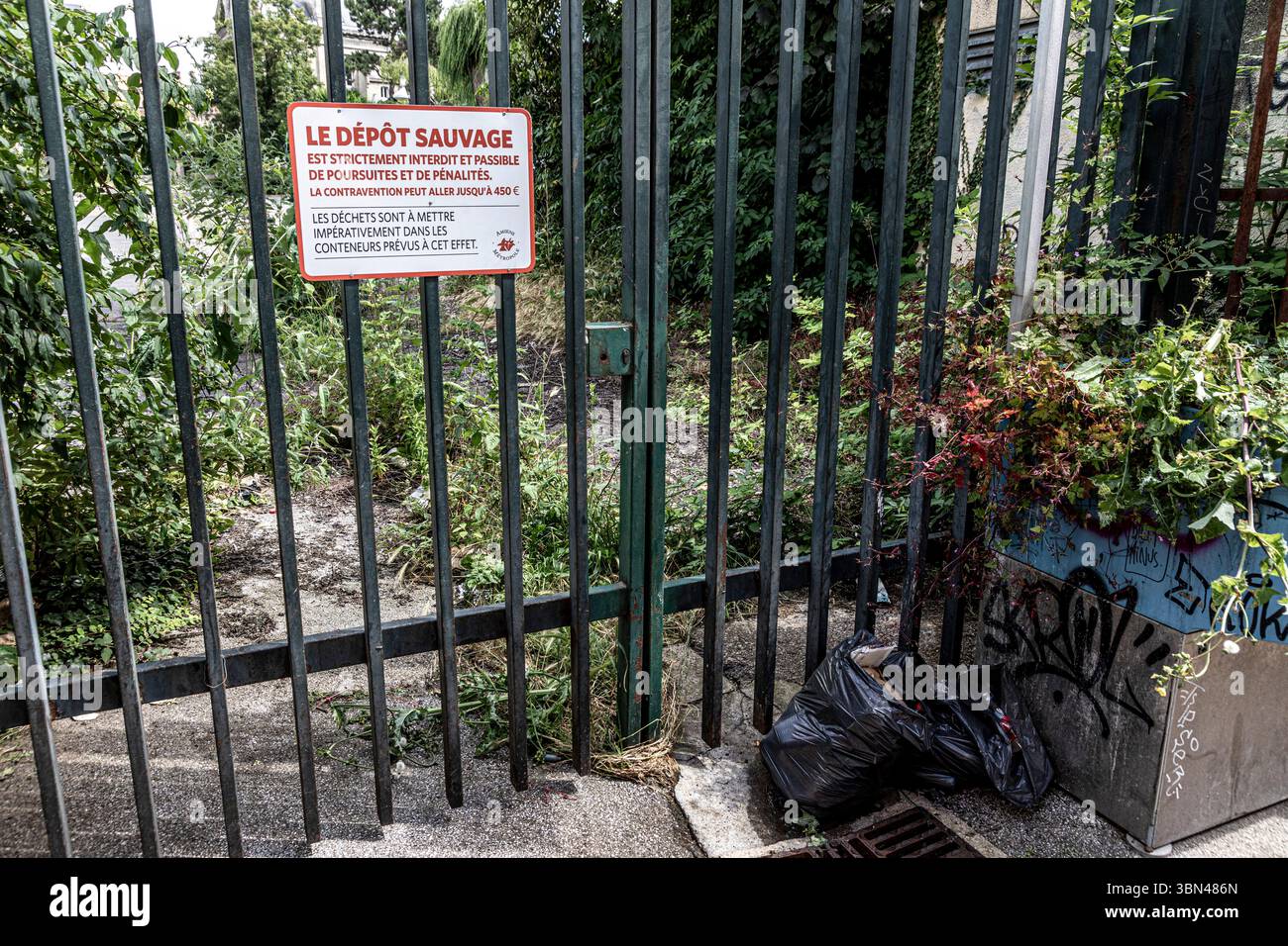 Signs prohibiting illegal dumping of rubbish Stock Photo