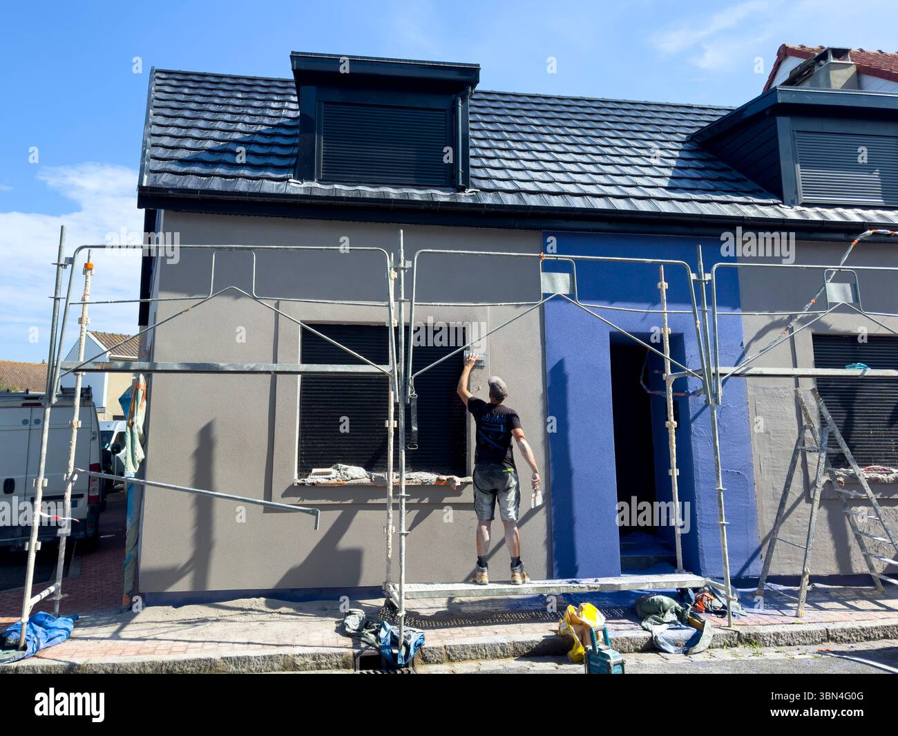 Renovating a house facade with sprayed rendering Scraping point Stock ...