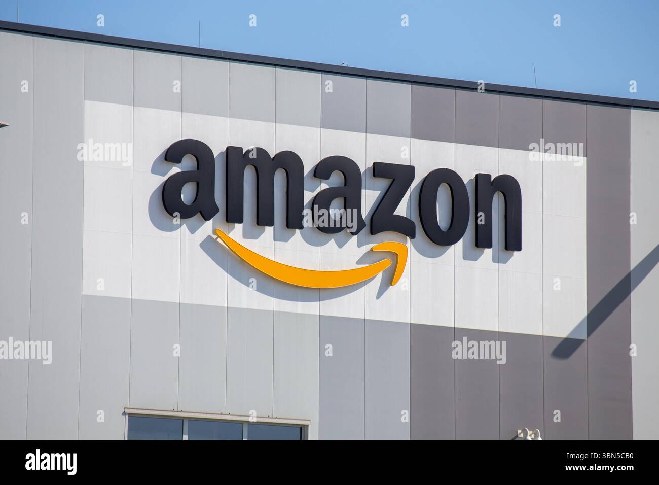 Amazon-Logo am Logistikzentrum in Frankenthal, Rheinland-Pfalz ...