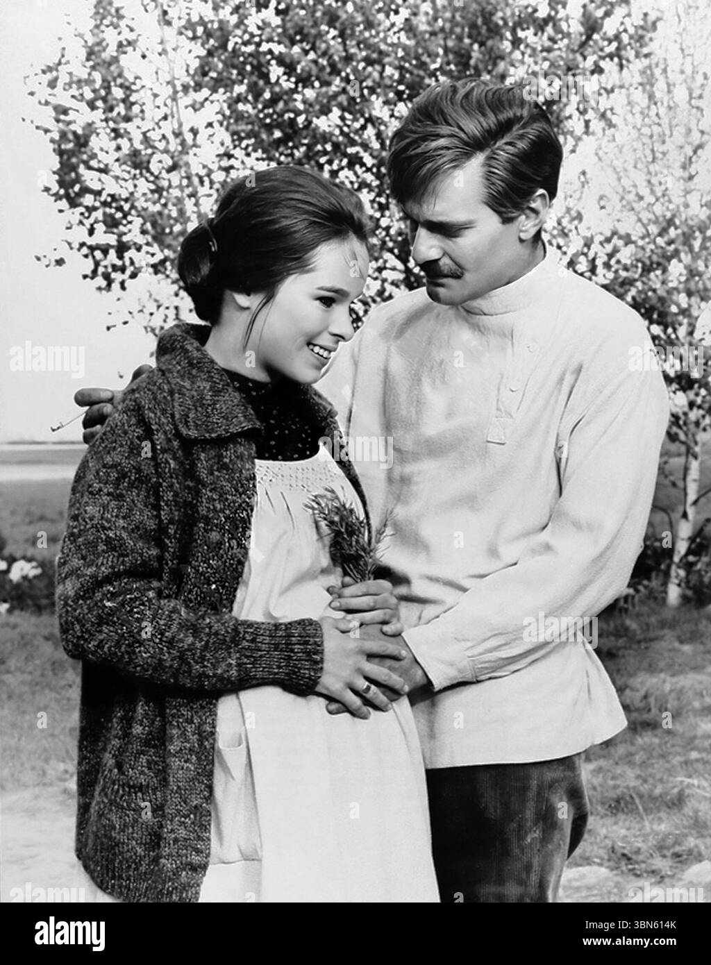 Egyptian actor Omar Sharif with a female friend, circa 1975. News Photo -  Getty Images, image size:1024x1390