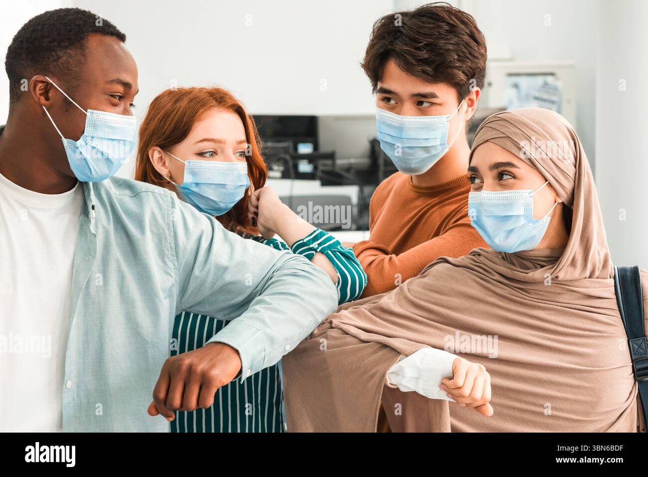 Muslim women wearing face masks hi-res stock photography and images - Alamy