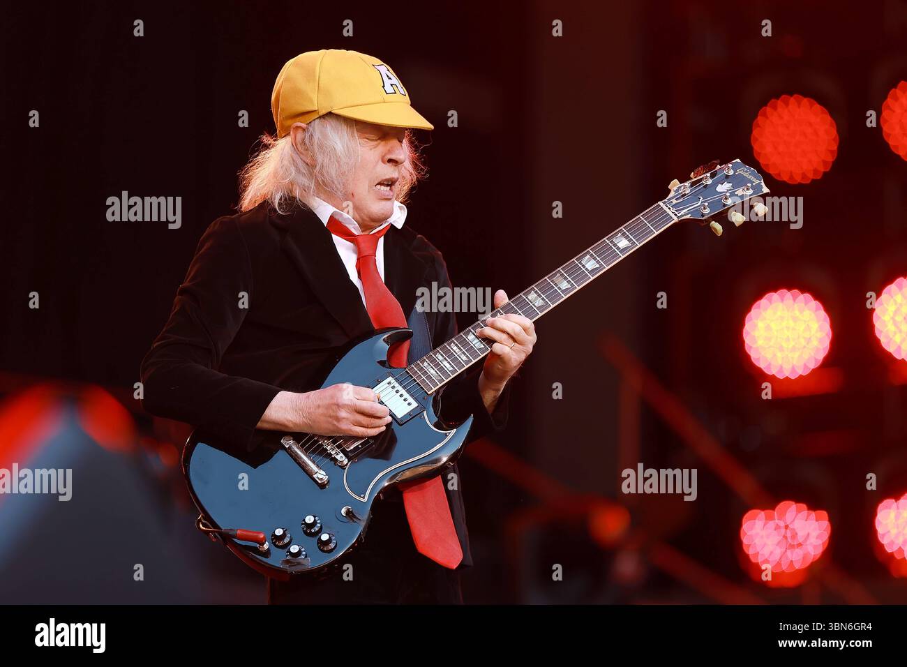 30.06.2025, AC/DC, Gitarrist Angus Young, im Konzert live im ...