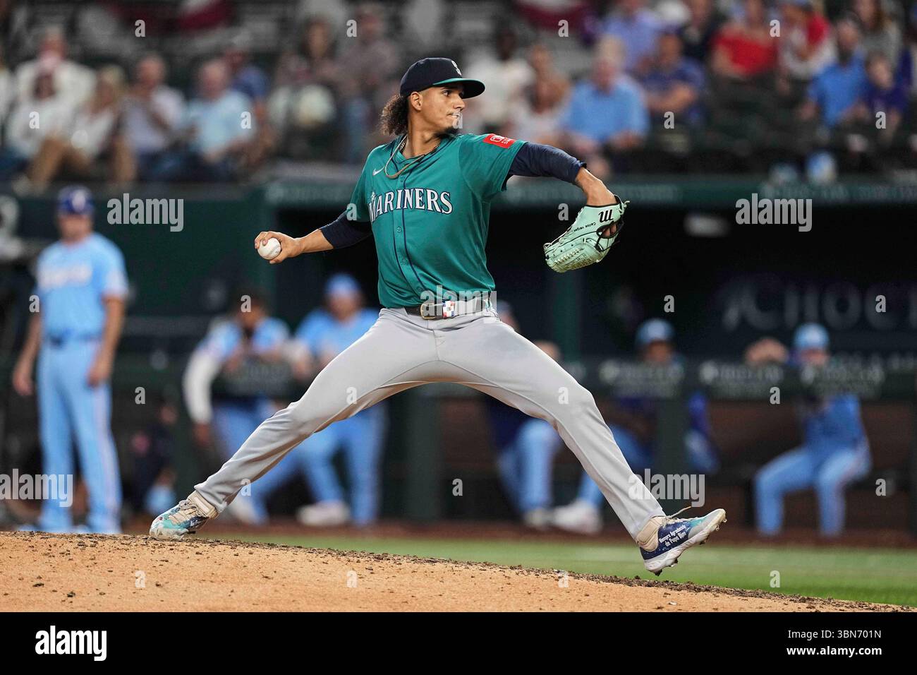 Seattle Mariners' Carlos Vargas throws in a baseball game against the