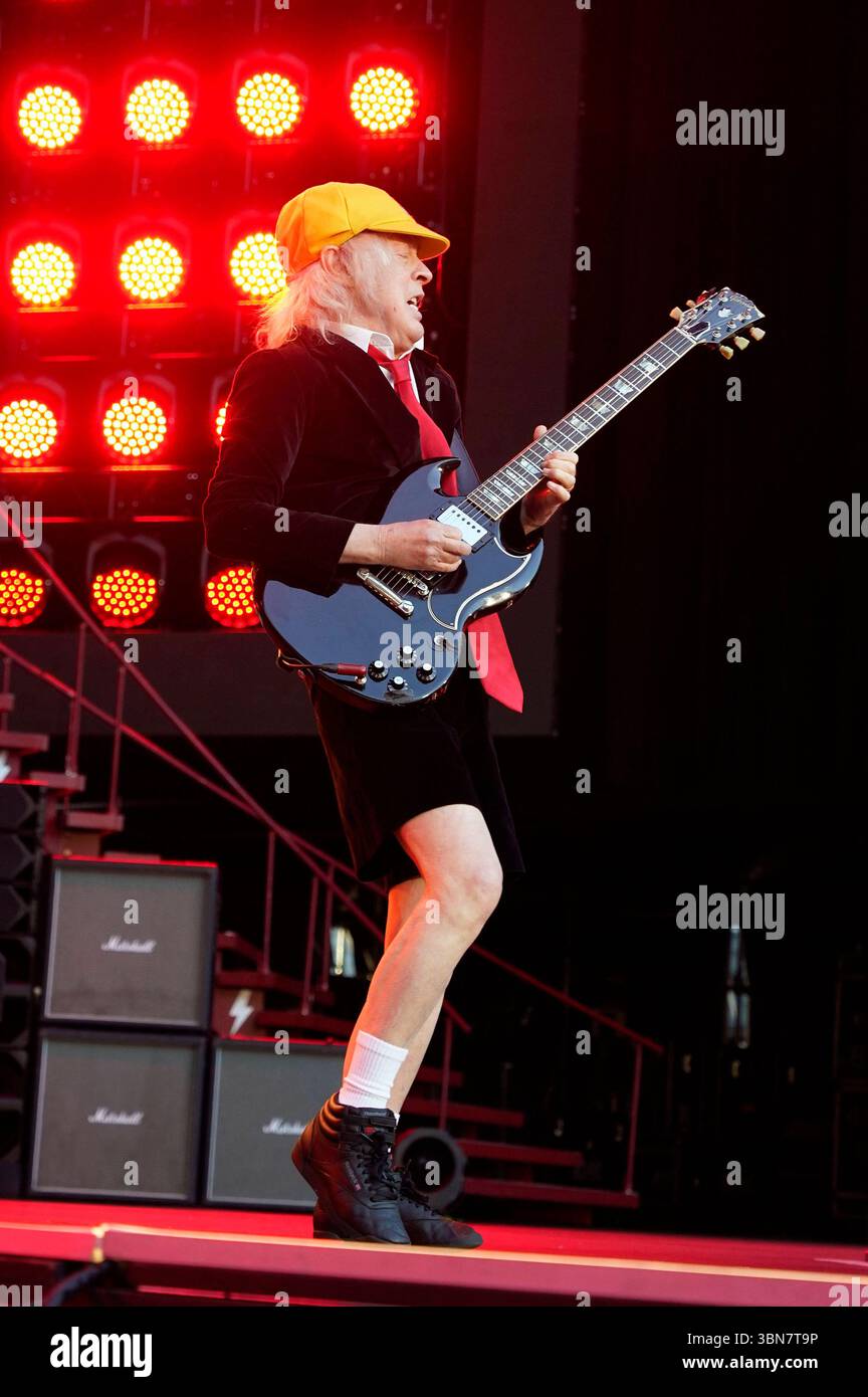 Angus Young von AC/DC live bei einem Konzert der Power Up Tour - Europa ...