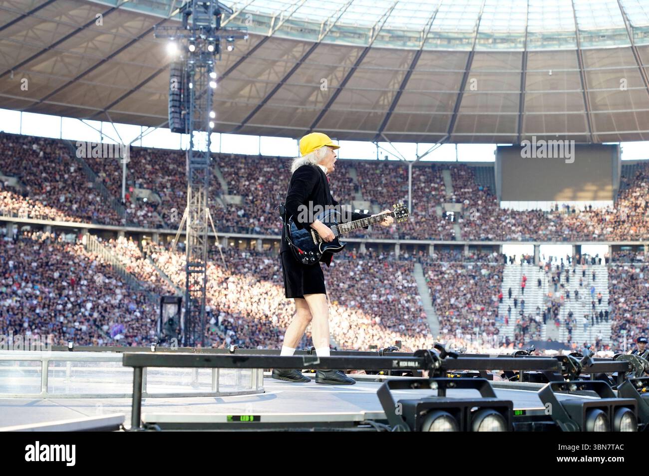 Angus Young von AC/DC live bei einem Konzert der Power Up Tour - Europa ...