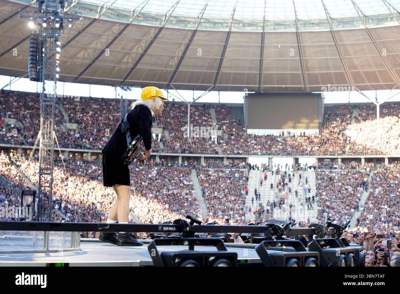 Angus Young von AC/DC live bei einem Konzert der Power Up Tour - Europa ...