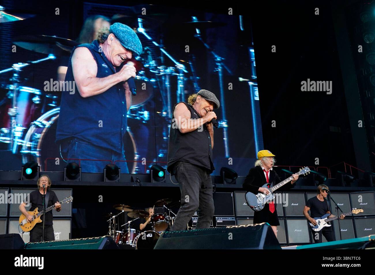 Stevie Young, Matt Laug, Brian Johnson, Angus Young und Chris Chaney ...