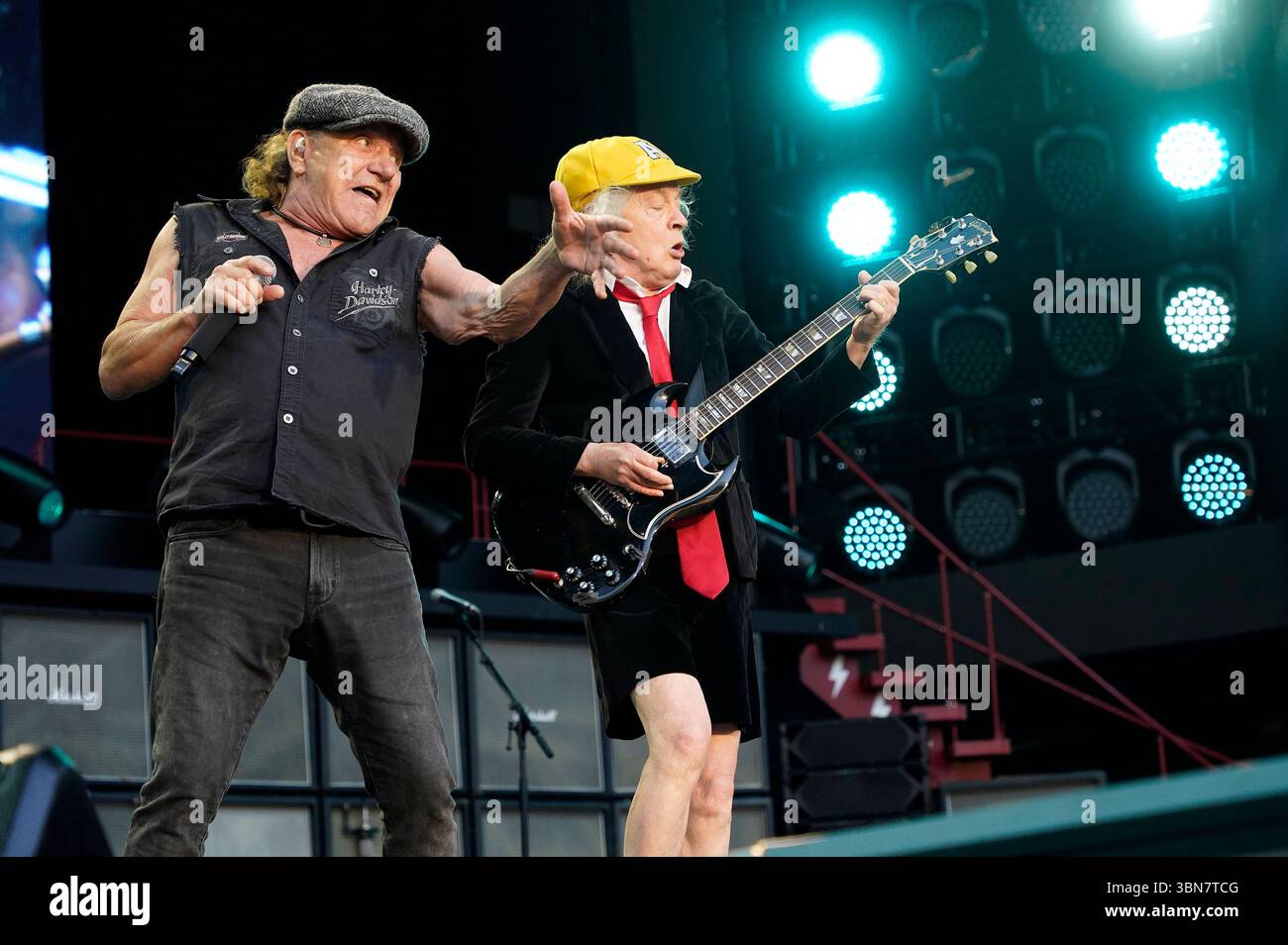 Brian Johnson und Angus Young von AC/DC live bei einem Konzert der ...