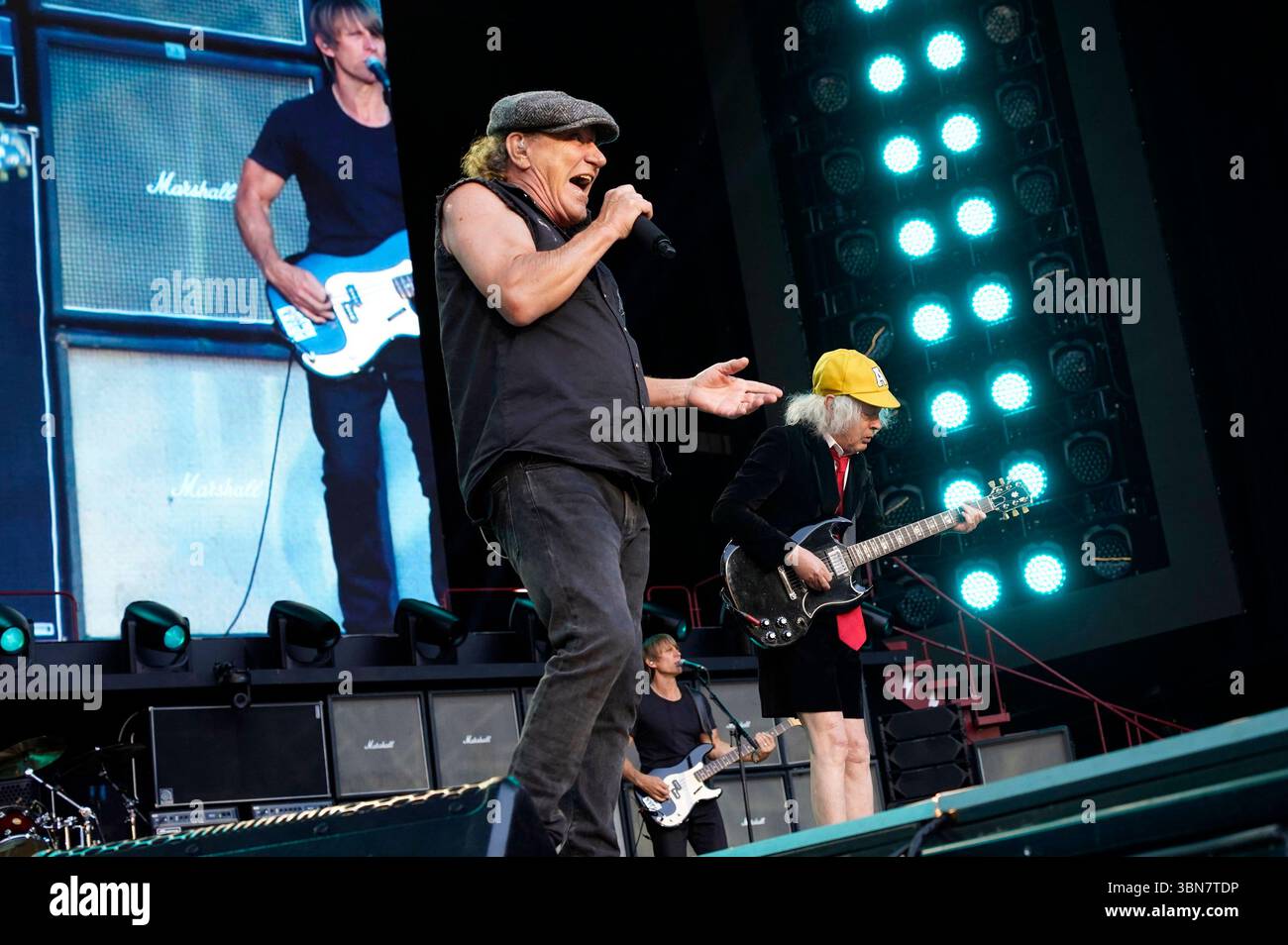 Brian Johnson, Chris Chaney und Angus Young von AC/DC live bei einem ...