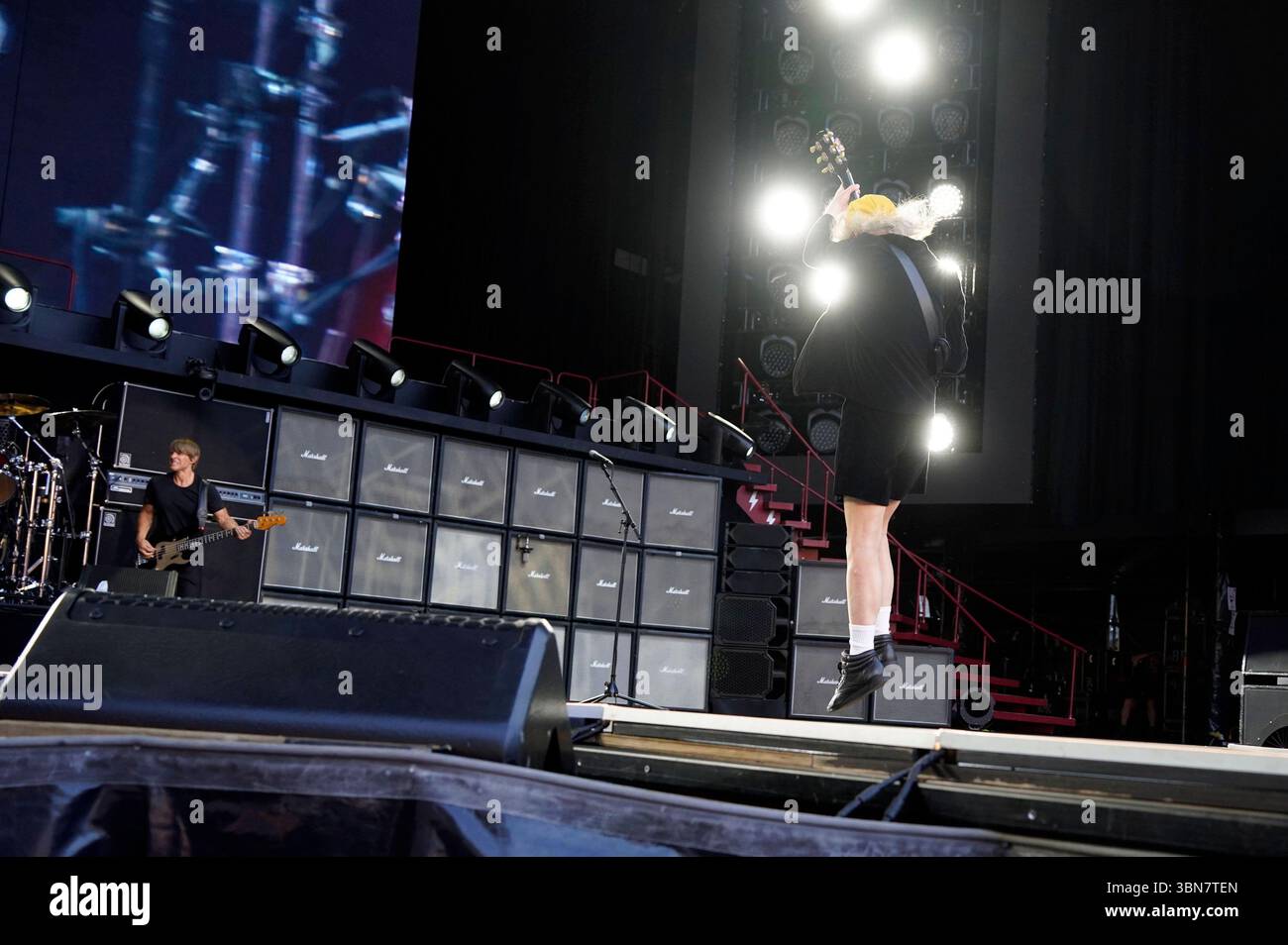 Chris Chaney und Angus Young von AC/DC live bei einem Konzert der Power ...