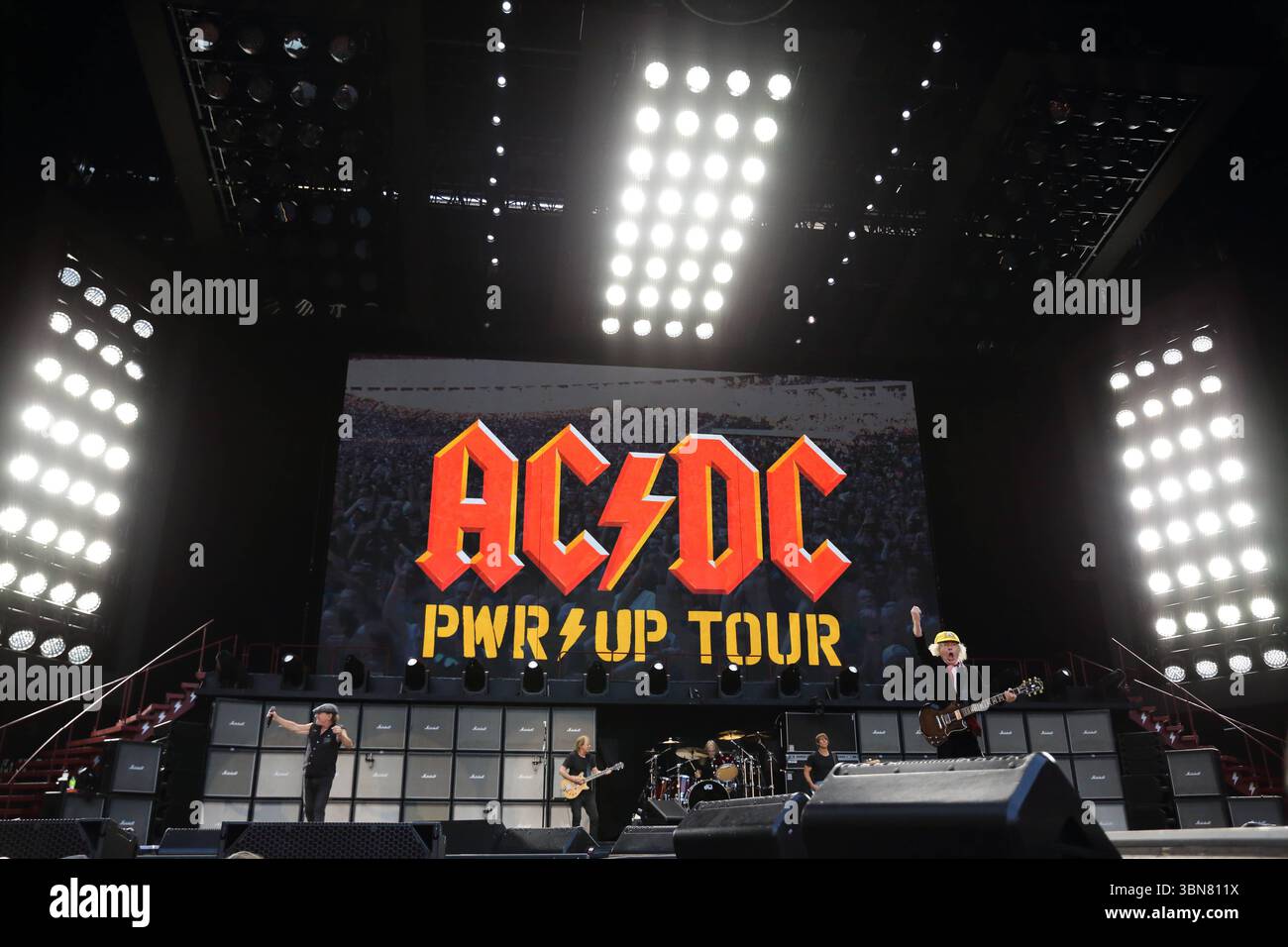 Brian Johnson, Stevie Young, Matt Laug, Chris Chaney und Angus Young, v ...