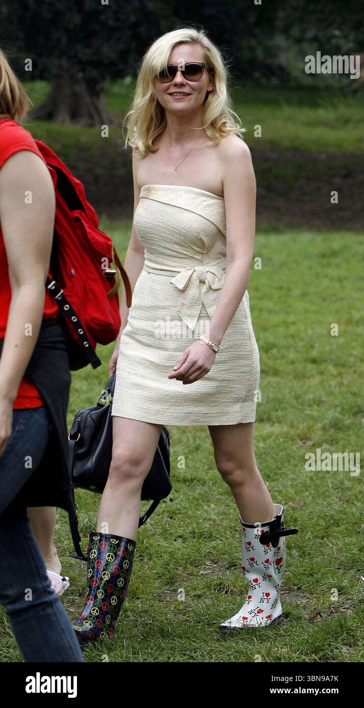 NEW YORK - SEPTEMBER 21: Kirsten Dunst on the set of 'Bachelorette'. On  September 21, 2011 in New York City, People: Kirsten Dunst Stock Photo -  Alamy