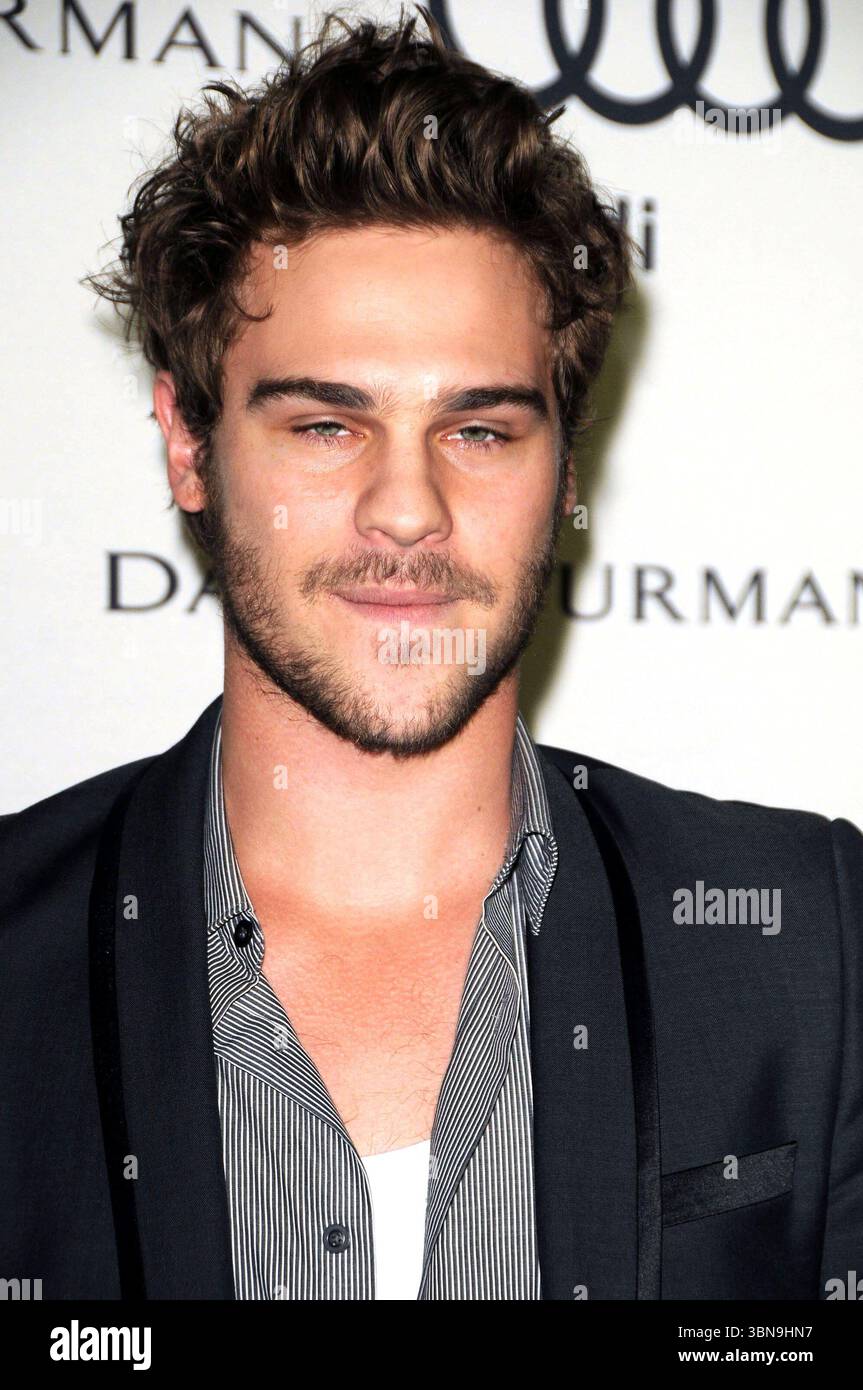 Grey damon hi-res stock photography and images - Page 2 - Alamy, image size:863x1390
