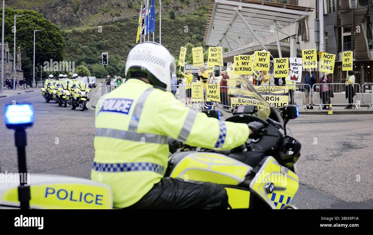 Edinburgh Scotland, UK 01 July 2025. Anti-monarchy protesters outside Holyrood Palace as King Charles arrives for Royal Week.  credit sst/alamy live news Stock Photo