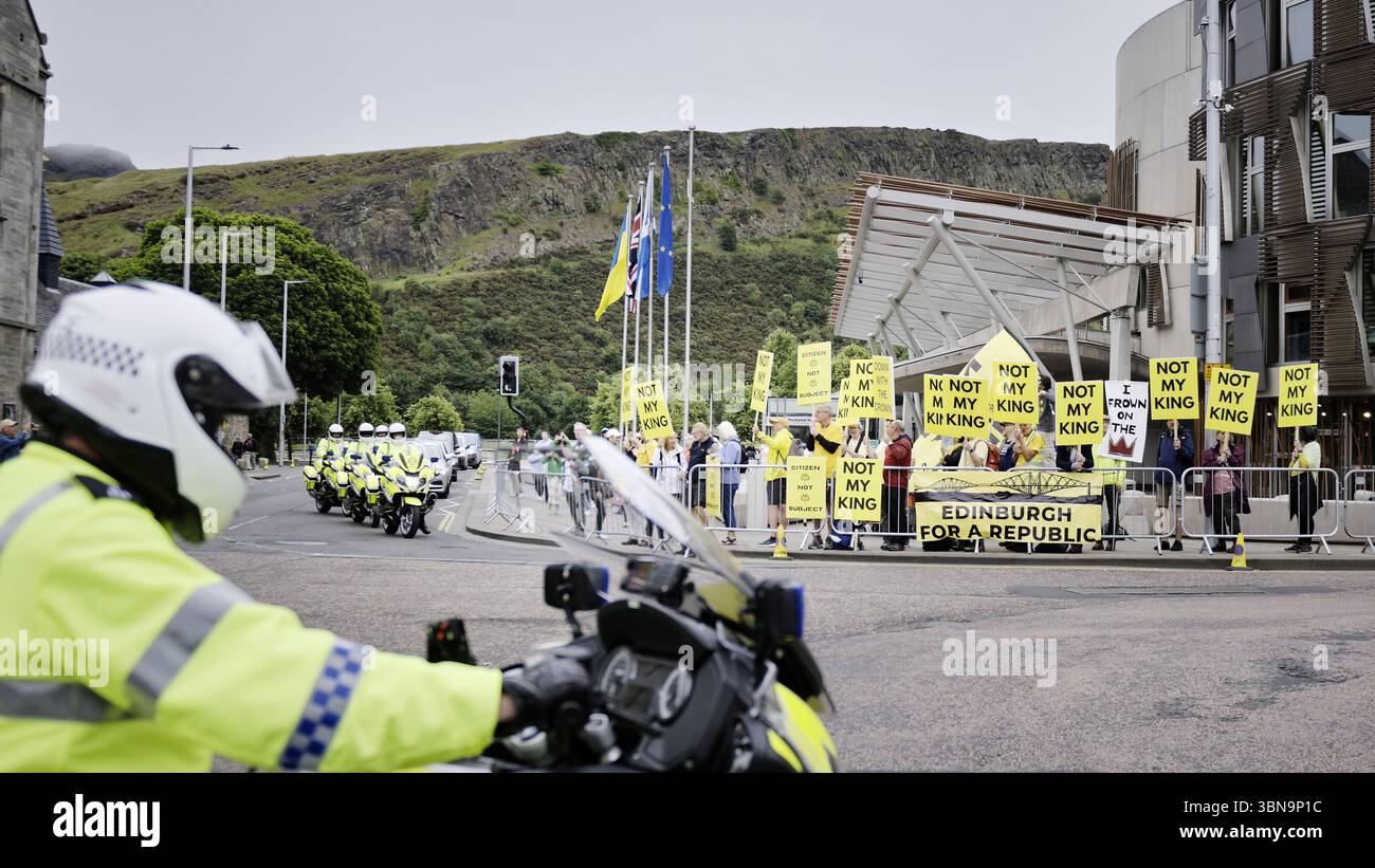 Edinburgh Scotland, UK 01 July 2025. Anti-monarchy protesters outside Holyrood Palace as King Charles arrives for Royal Week.  credit sst/alamy live news Stock Photo