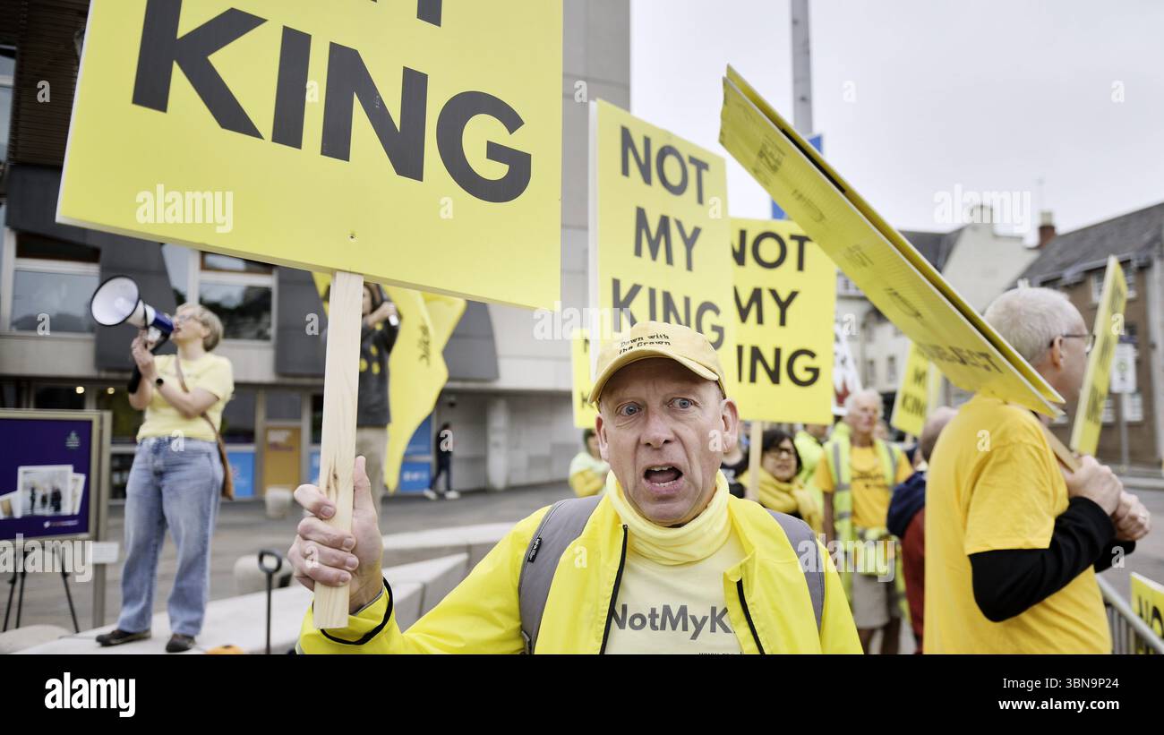 Edinburgh Scotland, UK 01 July 2025. Anti-monarchy protesters outside Holyrood Palace as King Charles arrives for Royal Week.  credit sst/alamy live news Stock Photo