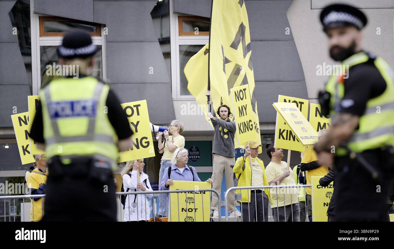 Edinburgh Scotland, UK 01 July 2025. Anti-monarchy protesters outside Holyrood Palace as King Charles arrives for Royal Week.  credit sst/alamy live news Stock Photo