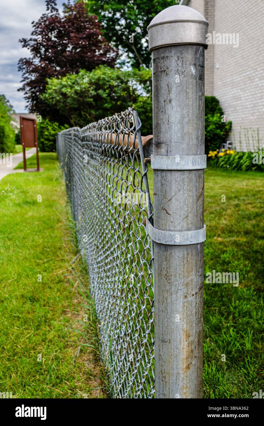 Chain and post fence hi-res stock photography and images - Alamy