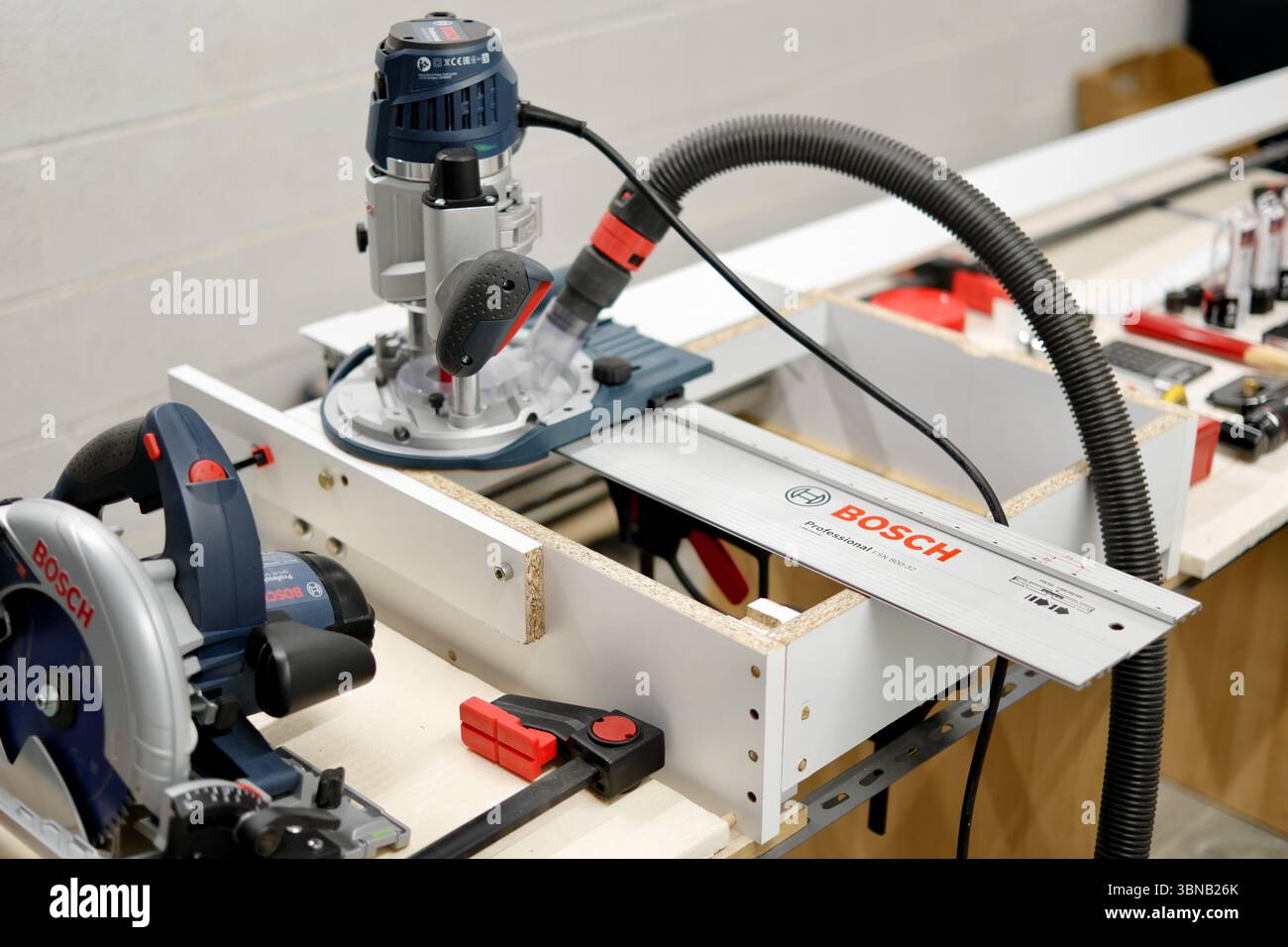 High-precision woodworking using a plunge router and other power tools ...