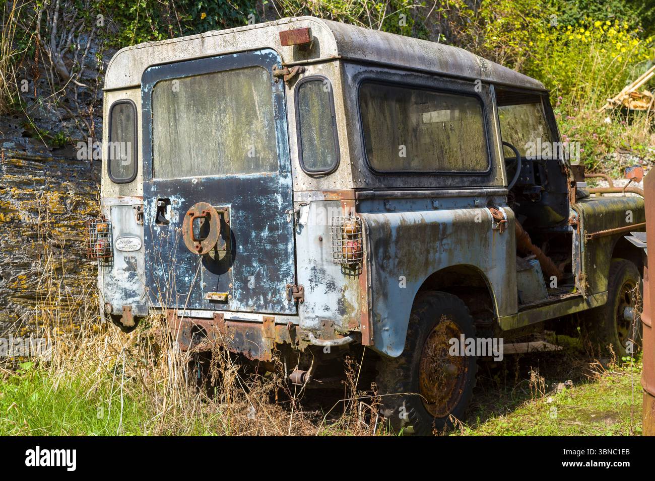 Land Rover Rusty Frame Rusty old weather-beaten British made Land Rover Defender 4x4 four ...