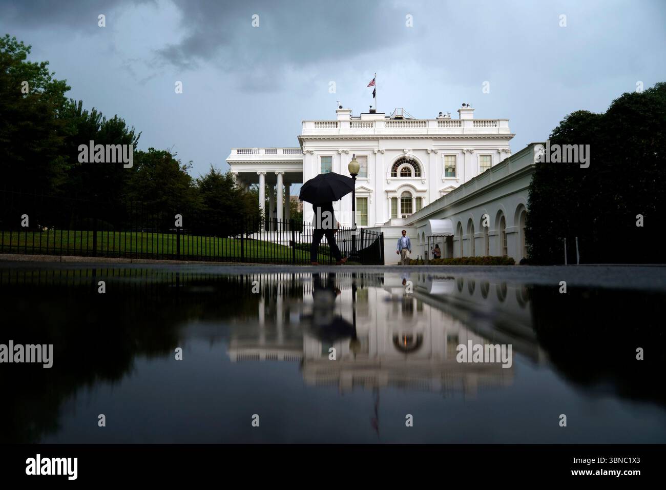 Storm over the White House main image 0