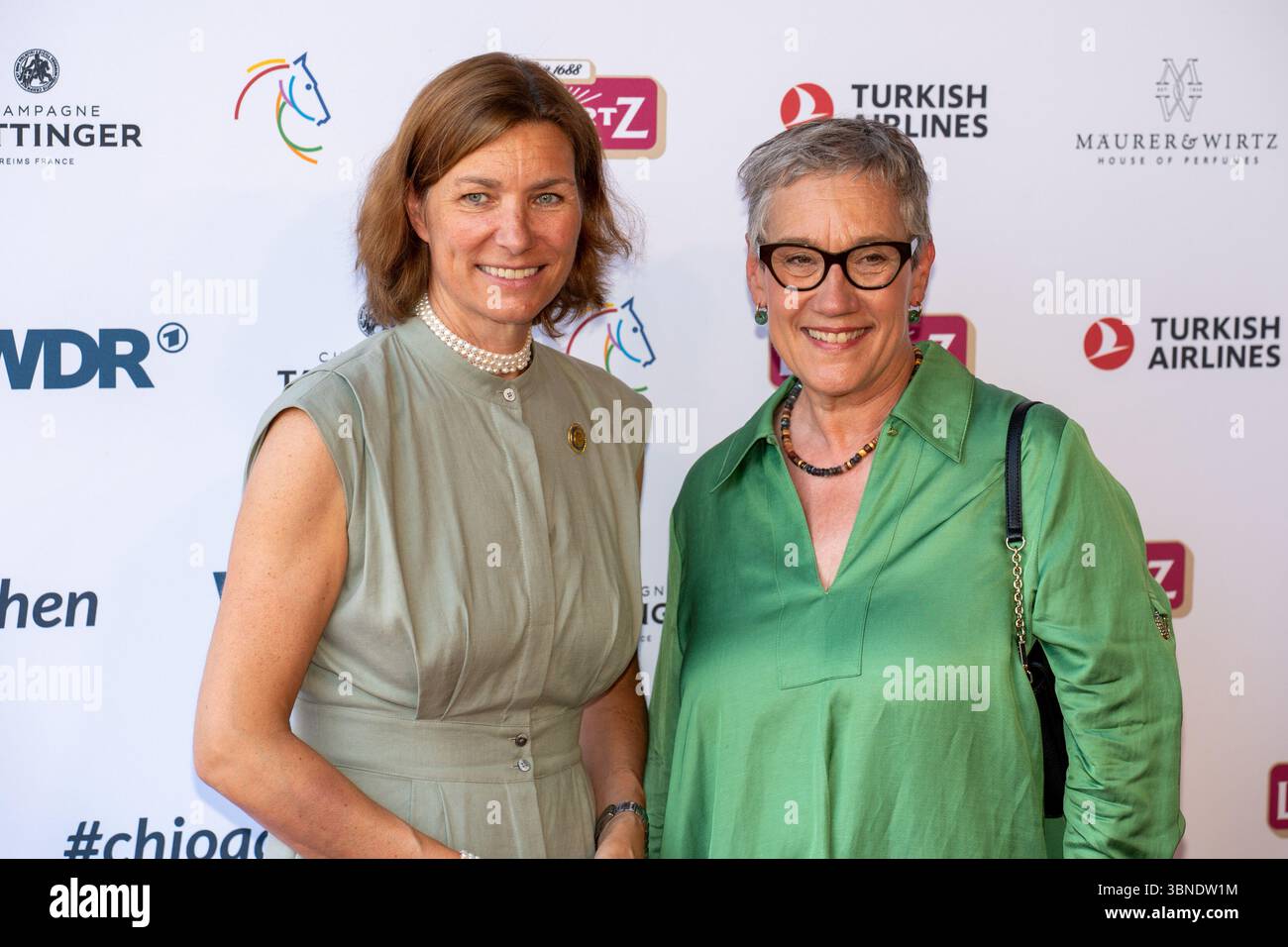 gastgeberin-stefanie-peters-praesidentin-des-alrv-mit-sibylle-keupen