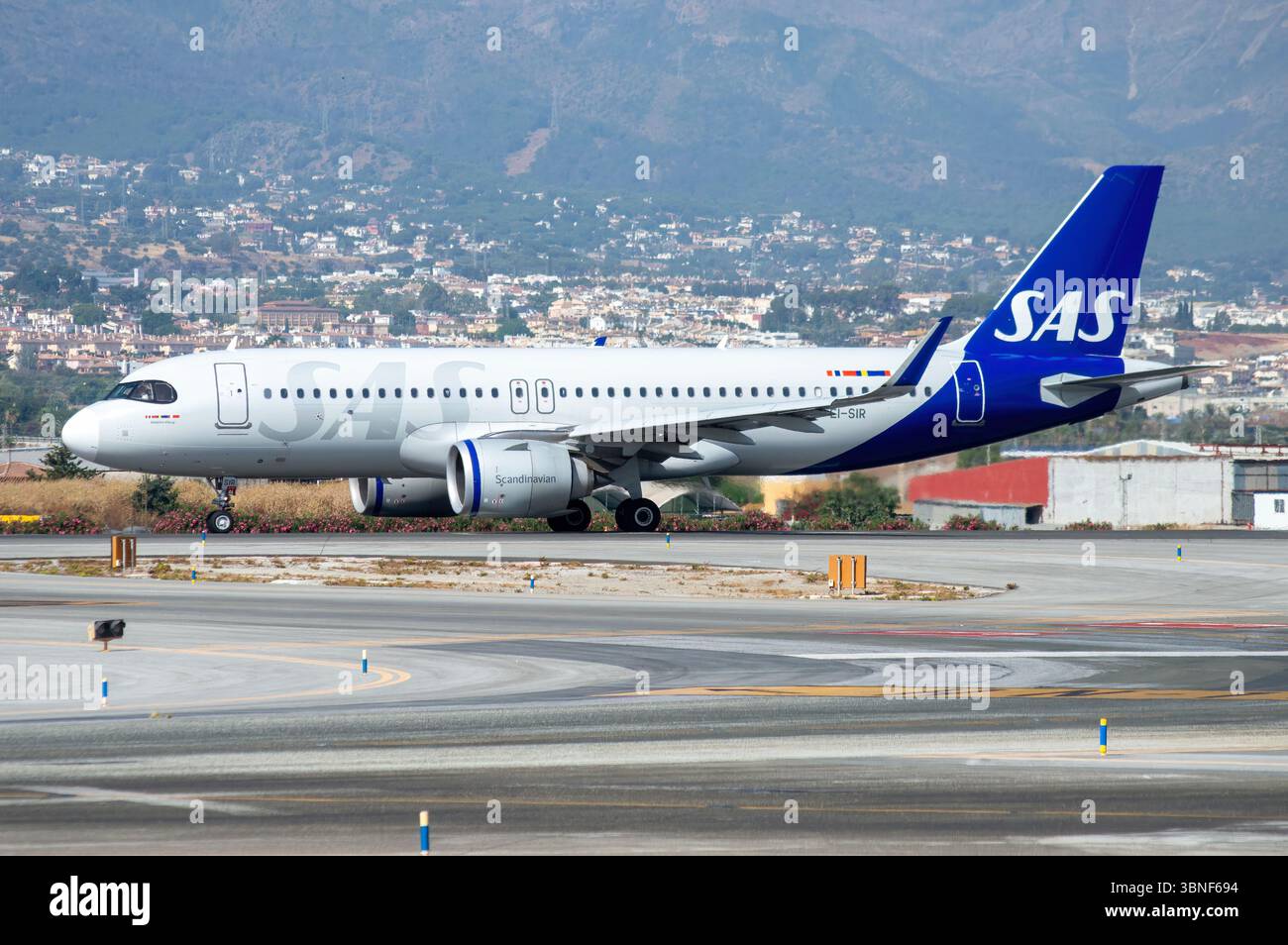 Avión de línea moderno Airbus A320 Neo de la aerolínea de bajo coste  EasyJet en el aeropuerto de Lisboa con matrícula G-UZHX Stock Photo - Alamy