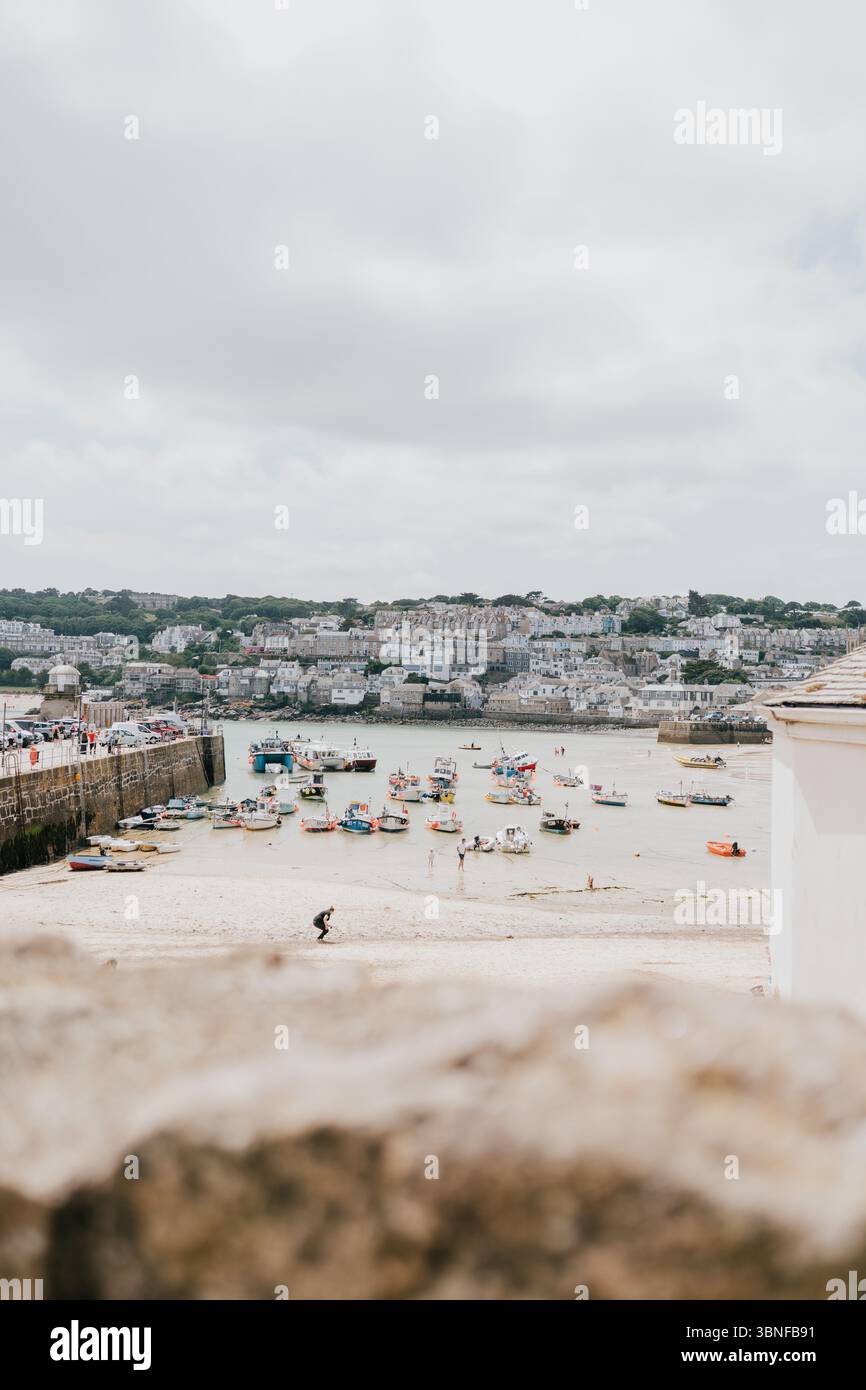 Bustling seaside scene hi-res stock photography and images - Alamy