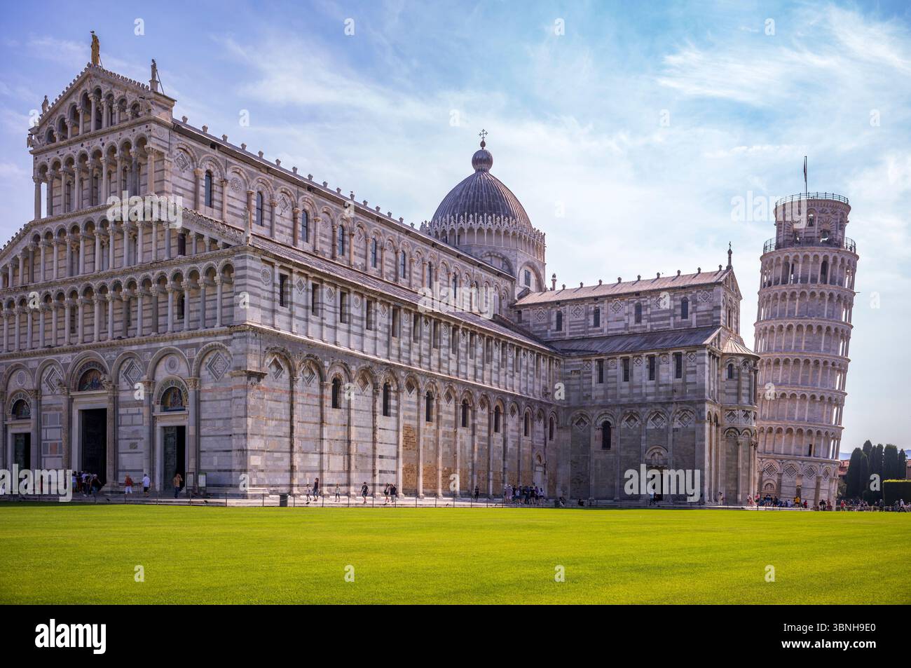 world-visitors-at-il-duomo-di-pisa-roman-catholic-pisa-cathedral-the
