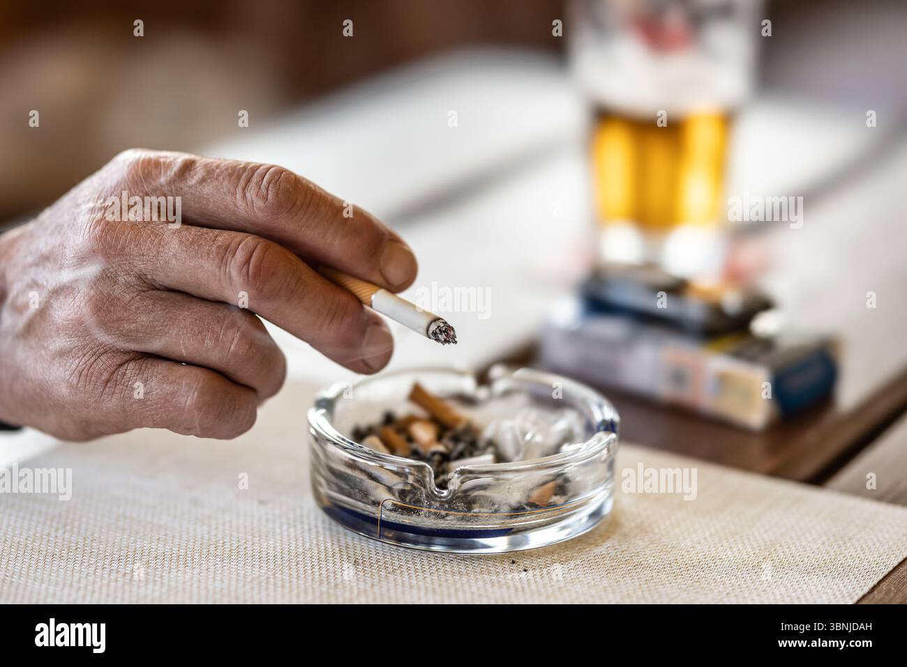 draft cigarette Tobacco filter hi-res stock photography and images