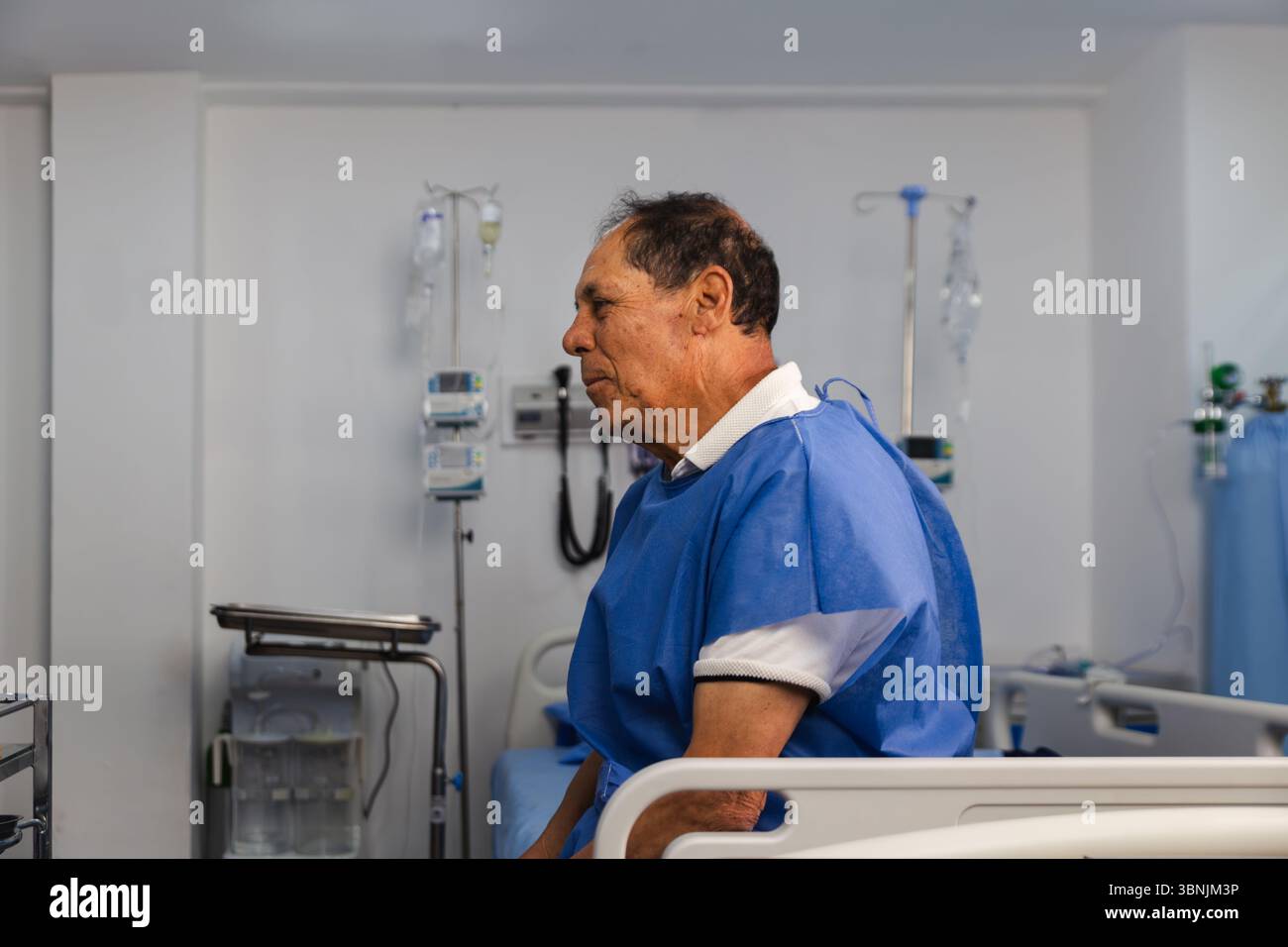 Elderly man in hospital bed hi-res stock photography and images - Alamy