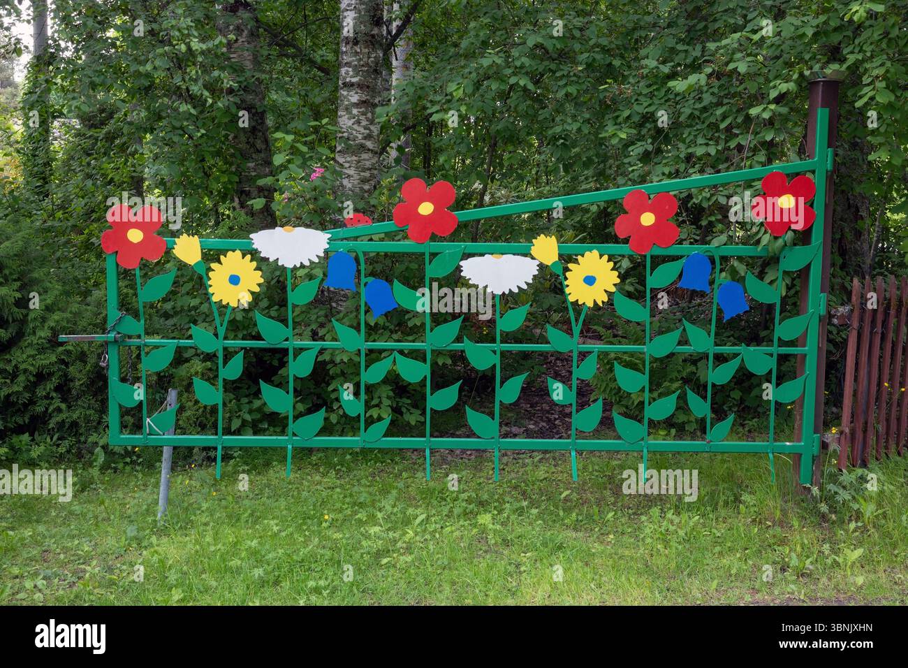 Paint garden fence hi-res stock photography and images - Page 12 - Alamy, image size:1300x956