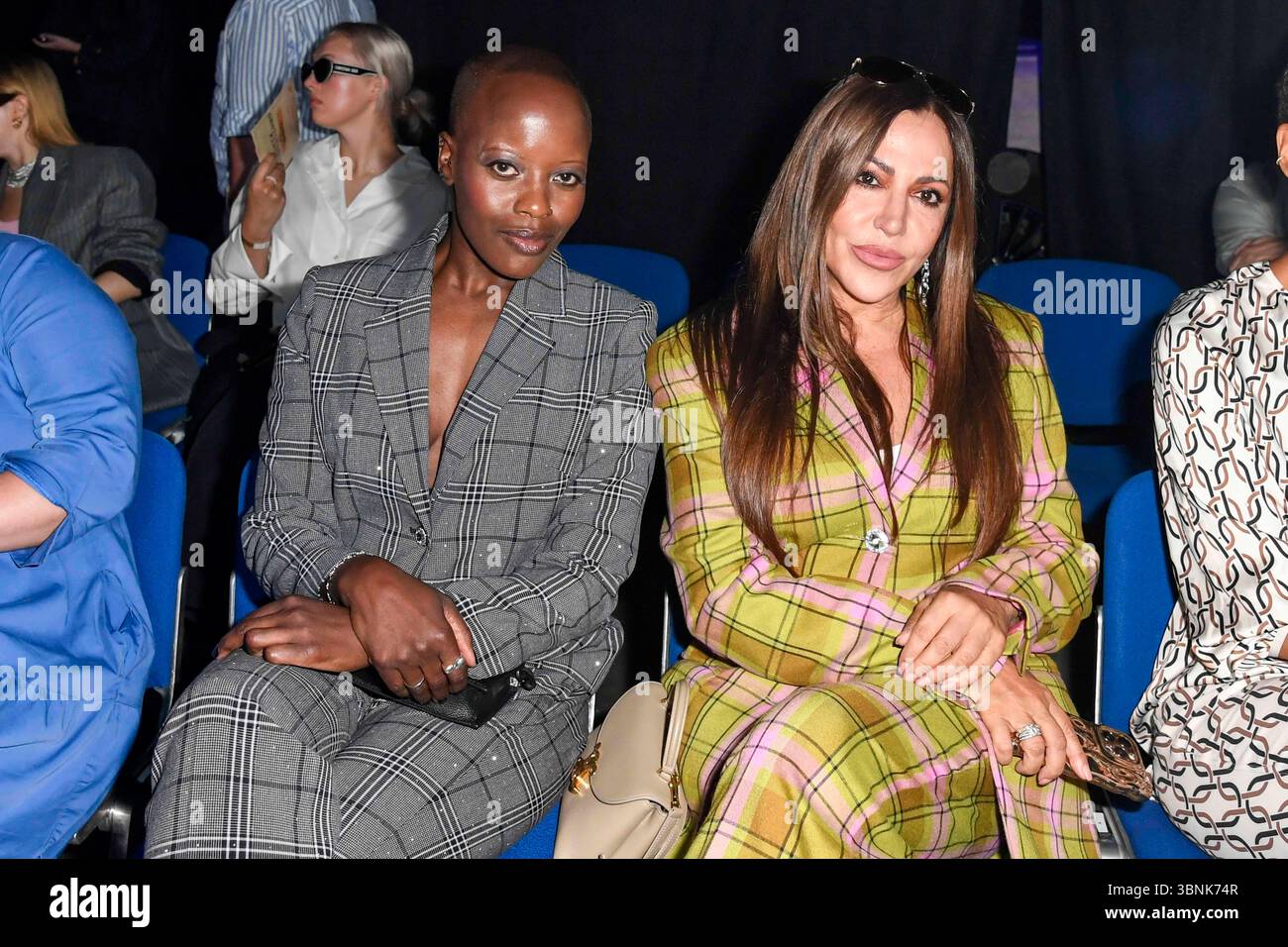 Florence Kasumba Mit Simone Thomalla Zu Gast Auf Der Fashion Show Von Florence Kasumba Mit Simone Thomalla Zu Gast Auf Der Fashion Show Von Kilan Kerner Mit Dem Titel Die Gestohlenen Kinder Spring Summer 2026 In Der Uber Arena Am 02juli 2025 In Berlin Berlin Deutschland Florence Kasumba With Simone Thomalla As Guest At The Fashion Show By Kilan Kerner Titled The Stolen Children Spring Summer 2026 At Uber Arena On July 02 2025 In Berlin Berlin Germany 3BNK74R
