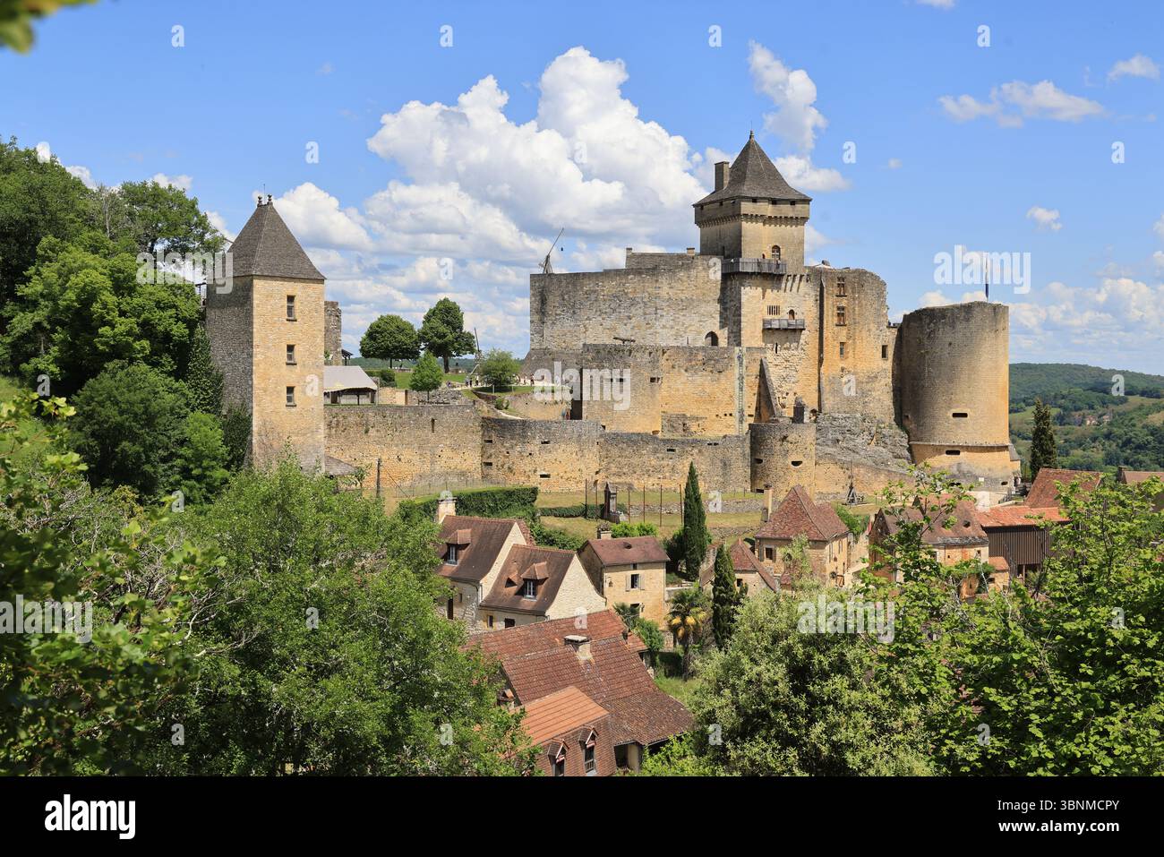 The fortified castle of Castelnaud, Museum of War in the Middle Ages ...