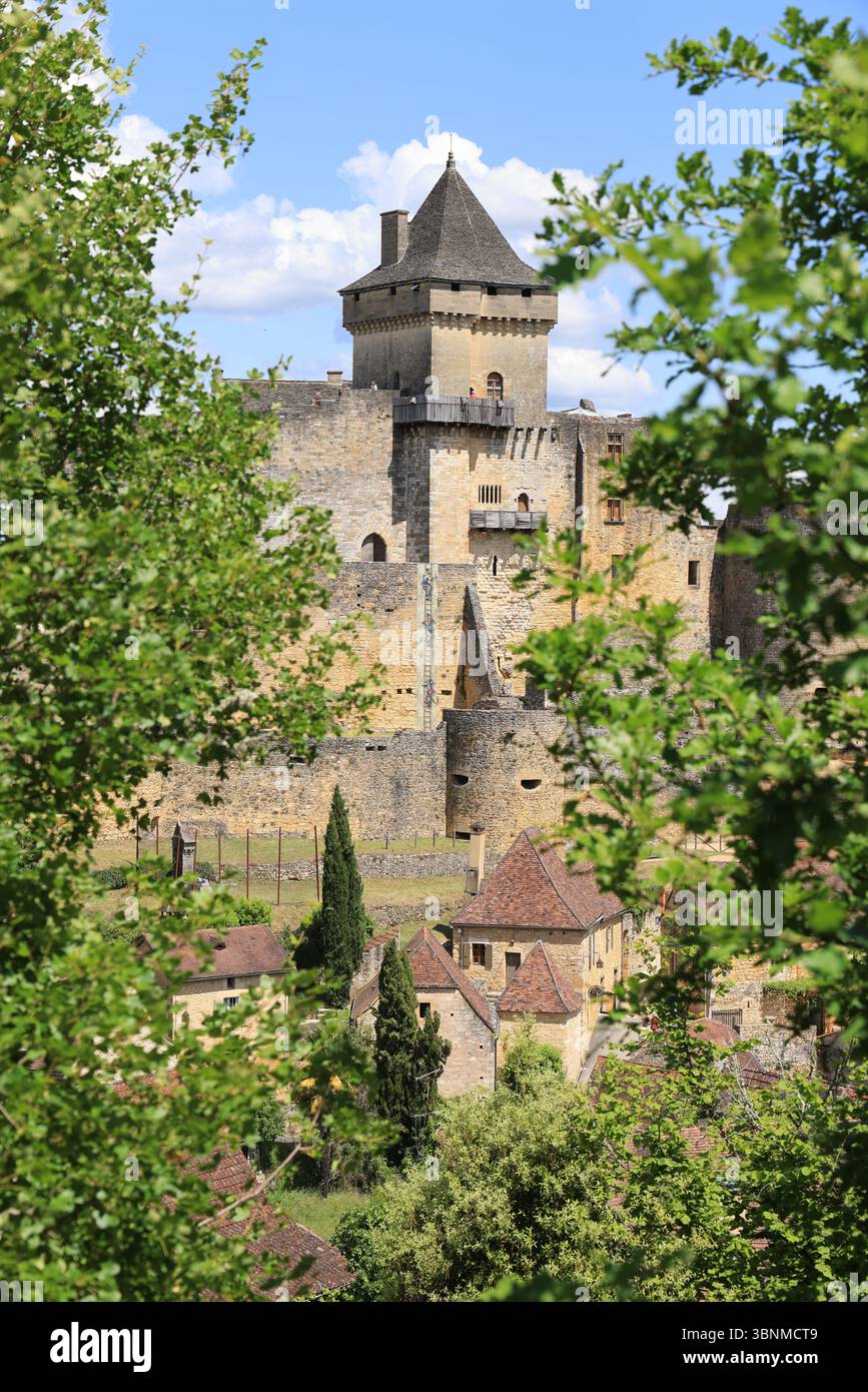 The fortified castle of Castelnaud, Museum of War in the Middle Ages ...