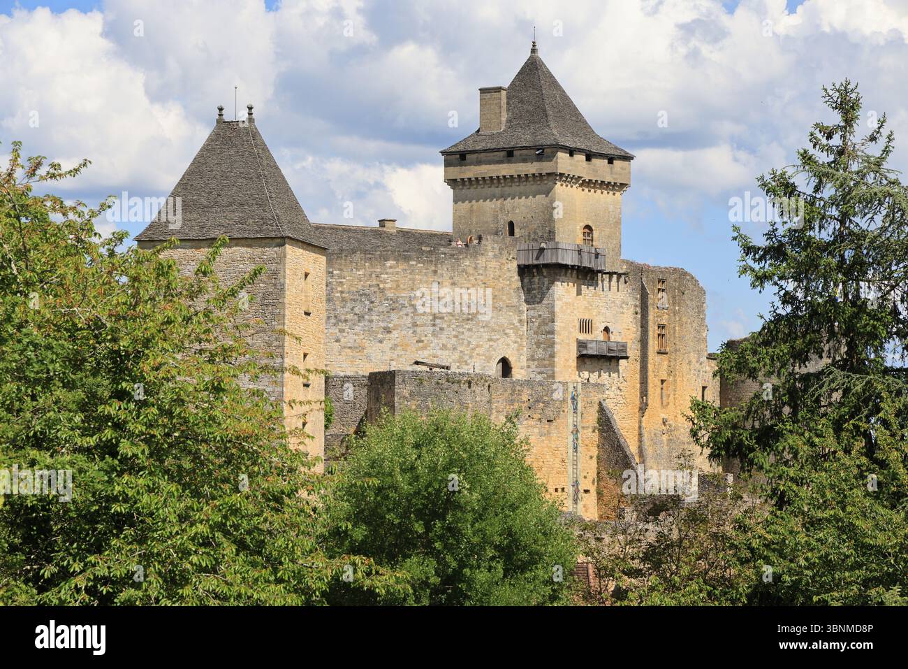 The fortified castle of Castelnaud, Museum of War in the Middle Ages ...