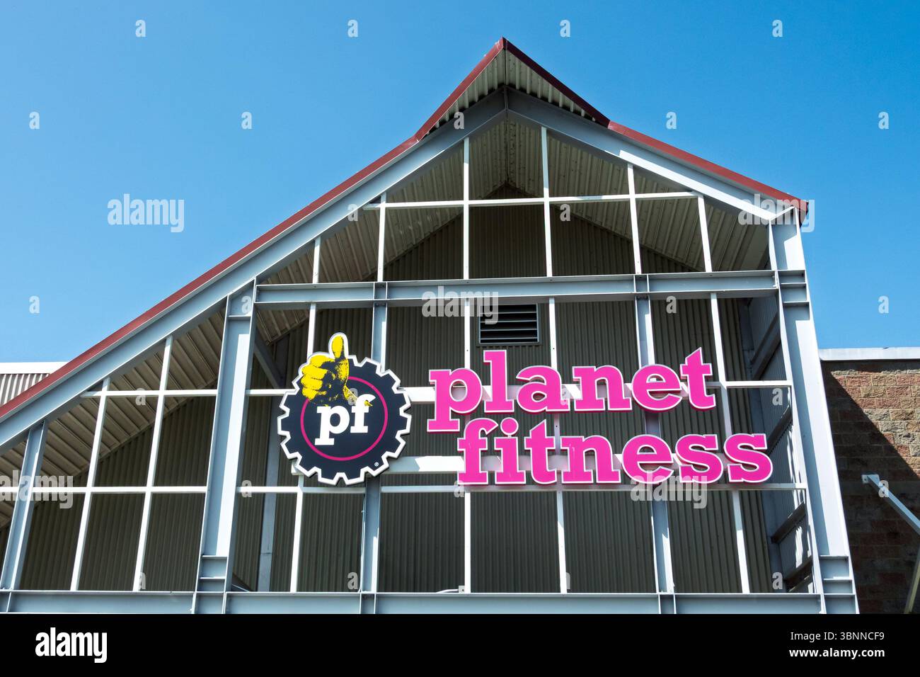 ISSAQUAH, WA, USA, JUNE 1, 2025: Planet Fitness health club exterior and trademark logo. Stock Photo