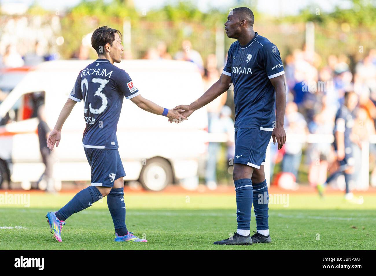 Mathis Clairicia (VfL Bochum, 14) jubelt mit Koji Miyoshi (VfL Bochum ...