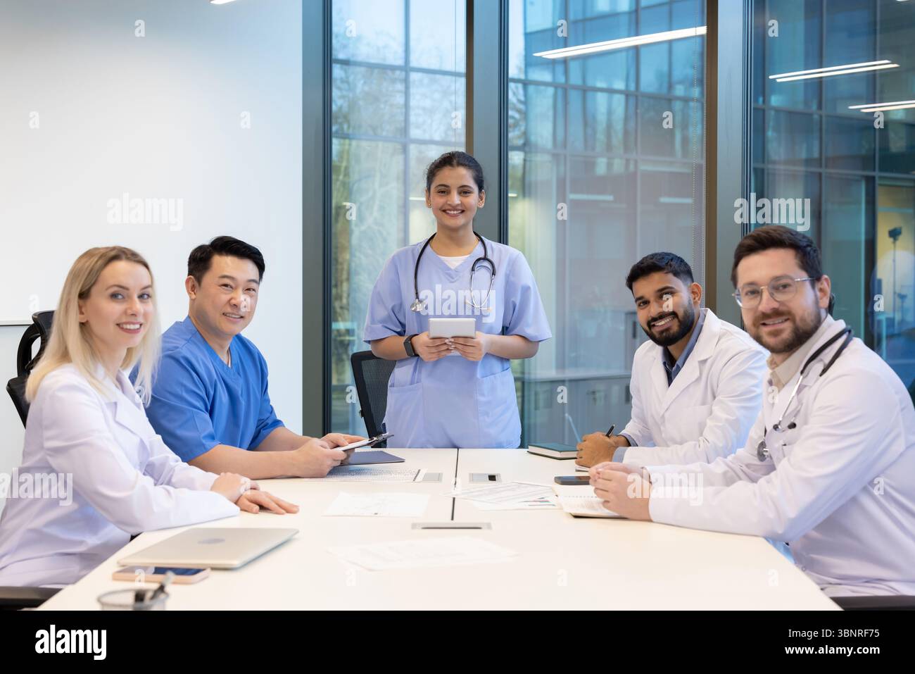 Healthcare professionals gathered hi-res stock photography and images ...