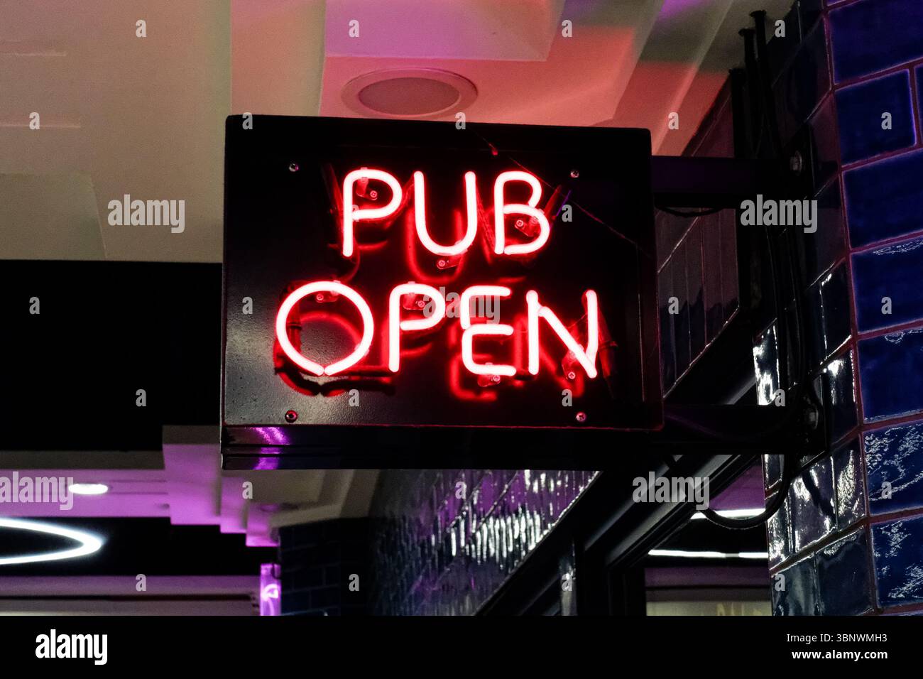 Open Pub Sign London pub exterior hi-res stock photography and images - Alamy
