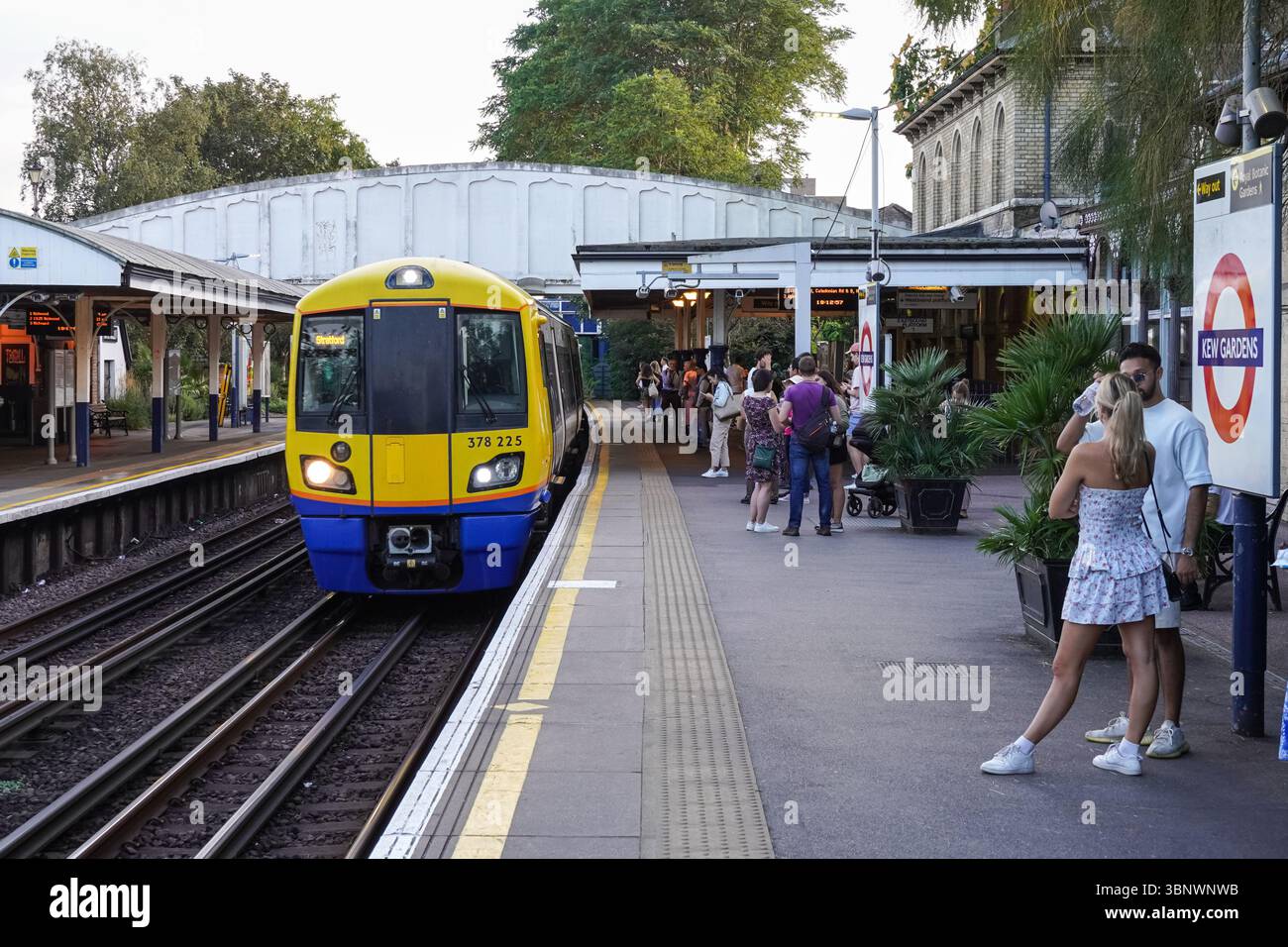 people-waiting-on-the-platform-at-kew-gardens-underground-tube-station