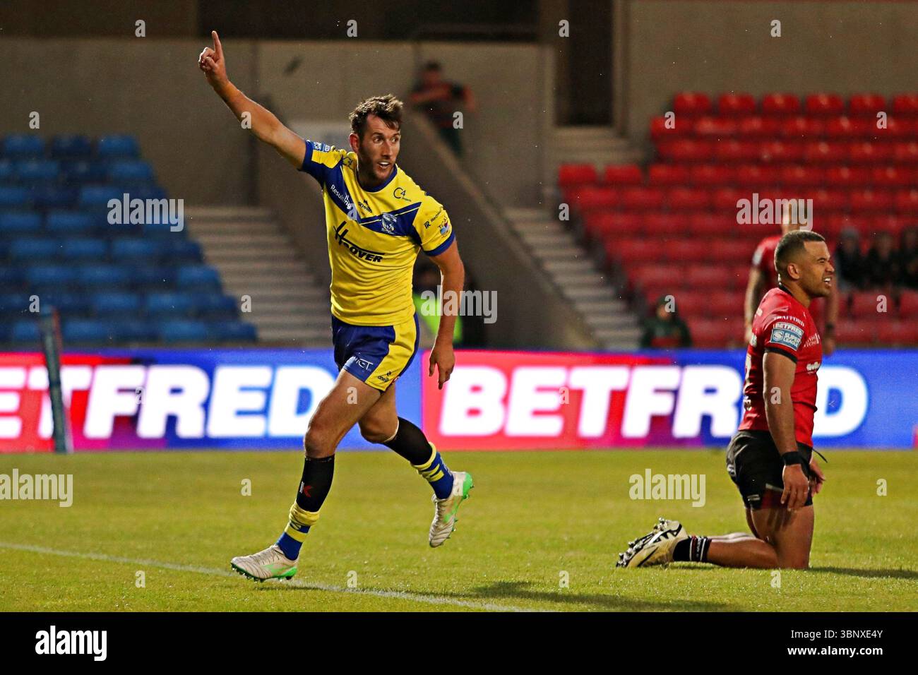 Stefan Ratchford of Warrington Wolves celebrates his try during the ...