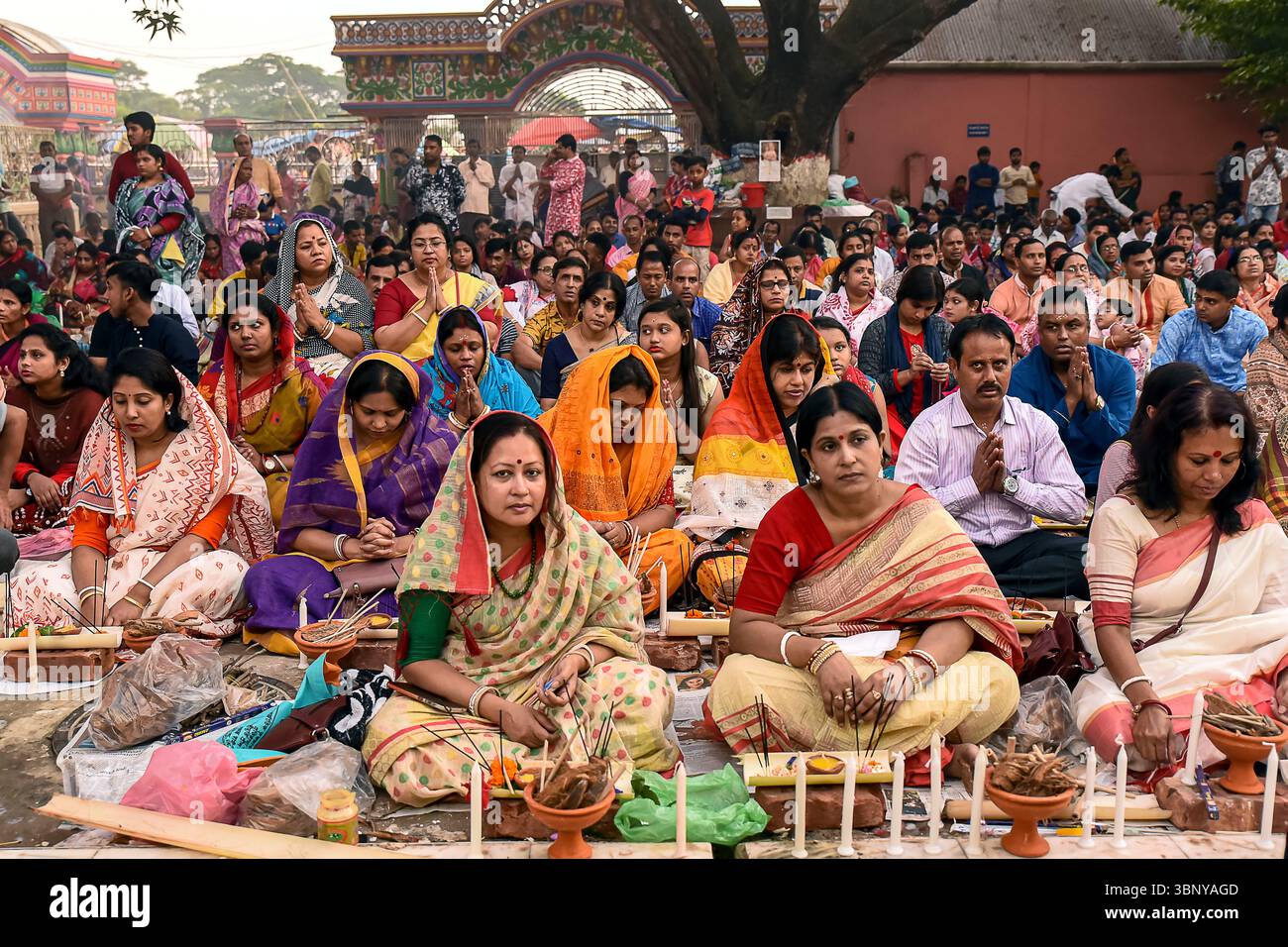 Group in traditional attire hi-res stock photography and images - Alamy