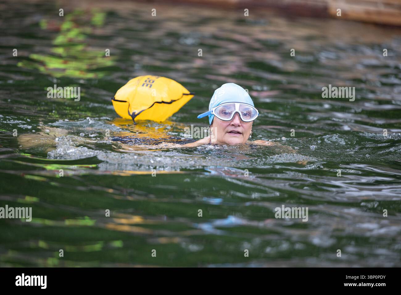 Paris, France. 05th July, 2025. People swim at the Pont Marie safe ...