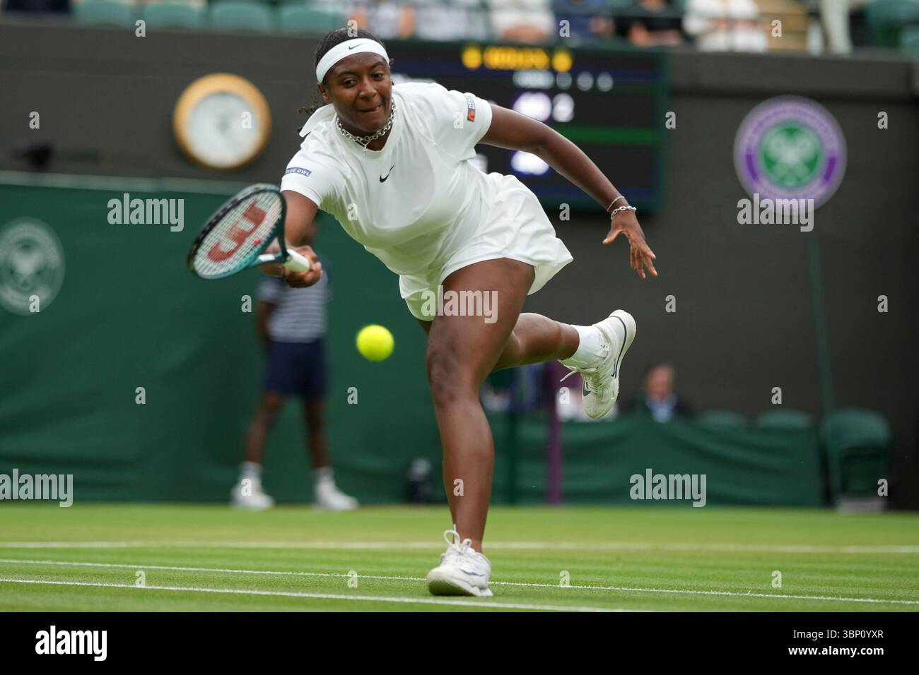 Hailey Baptiste of the U.S. plays a return to Mirra Andreeva of Russia