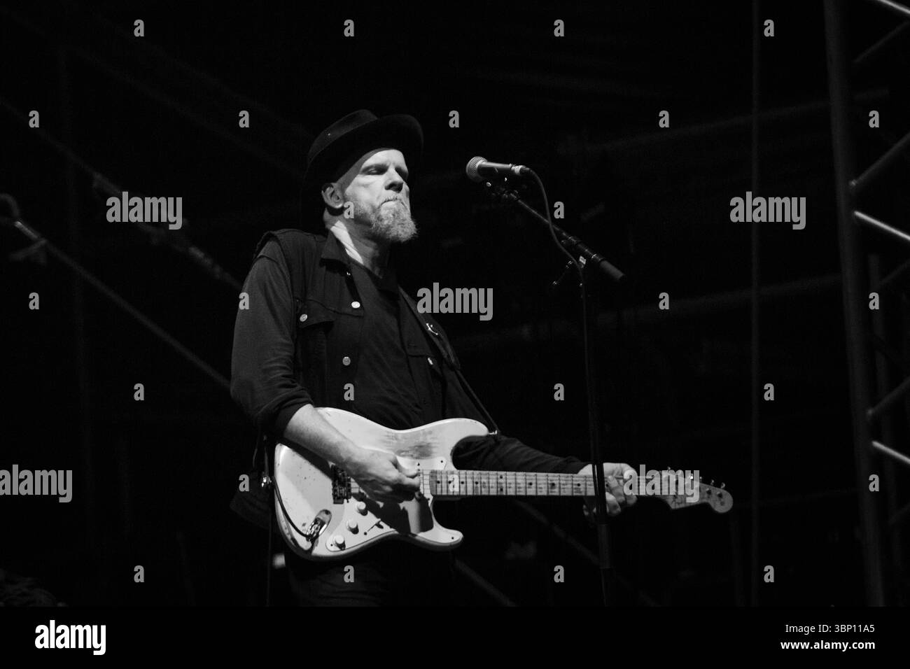 JIMMY RIP the modern guitarist with the band TELEVISION plays a Pink ...